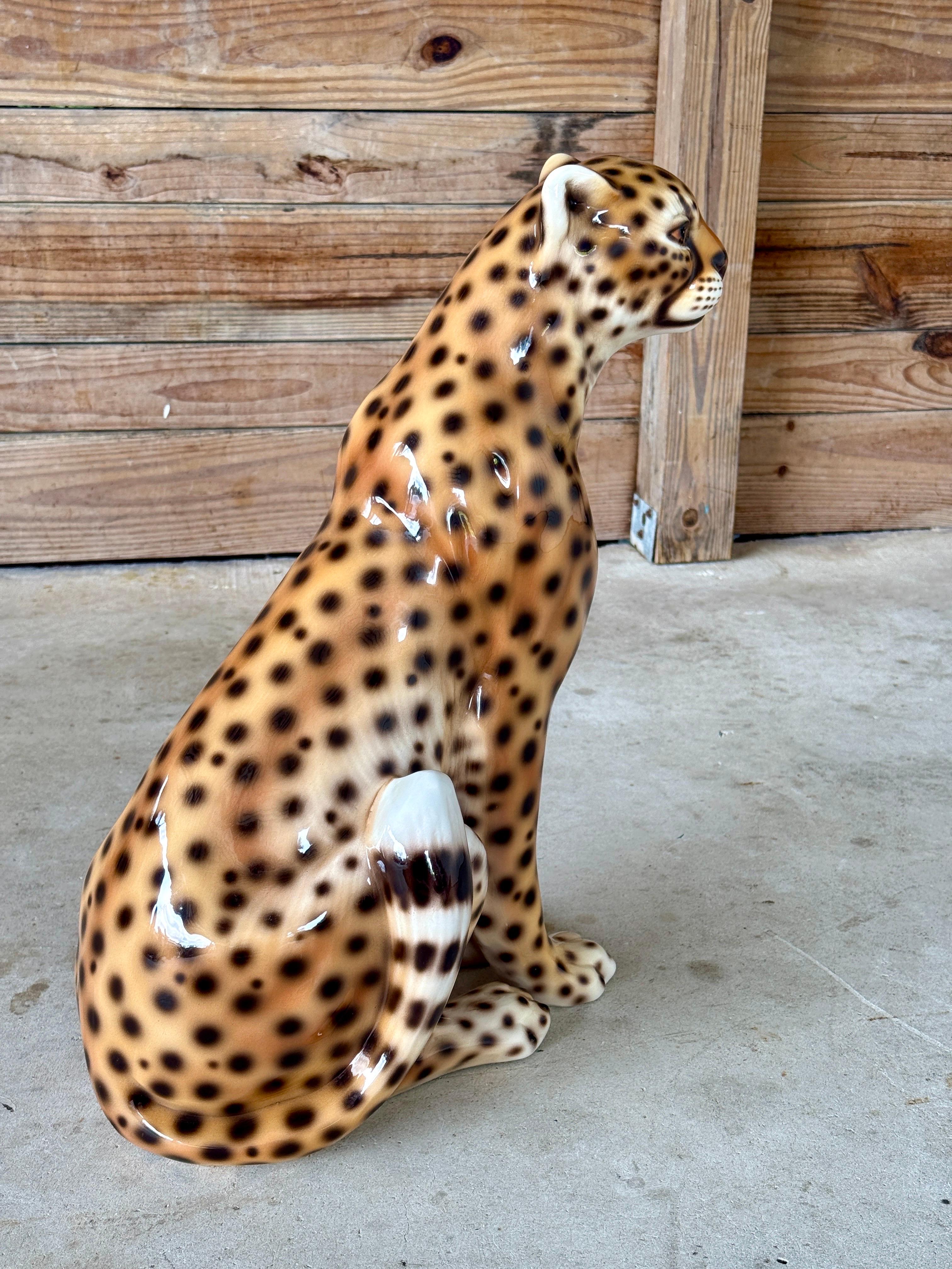 Statue de guépard en porcelaine italienne émaillée, magnifiquement peinte à la main avec des détails réalistes et une finition brillante. Fabriquée en Italie, cette pièce sculpturale capture la grâce et l'élégance du guépard, ce qui en fait un