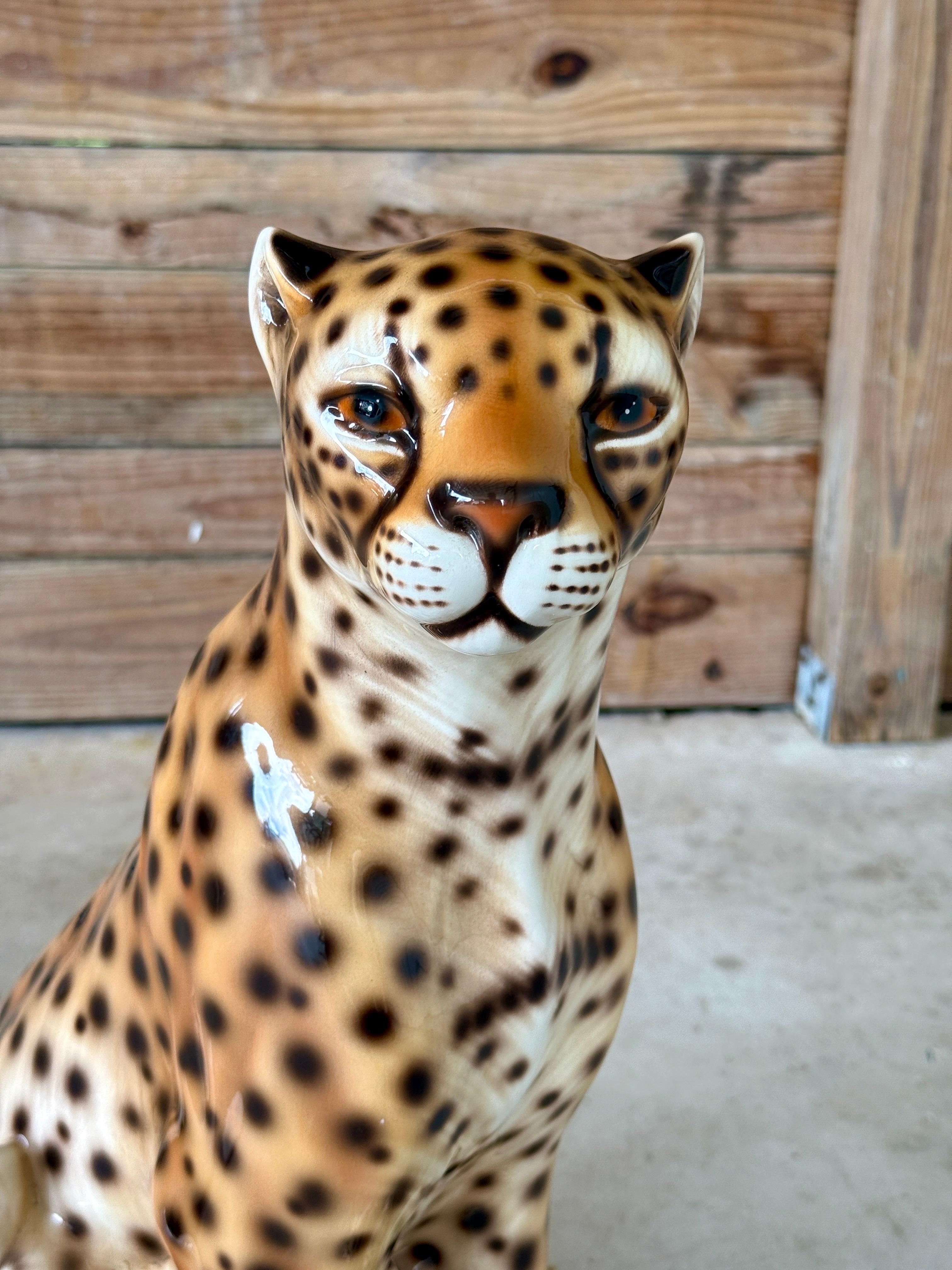 Regency Statue de guépard en porcelaine émaillée italienne du milieu du 20e siècle en vente