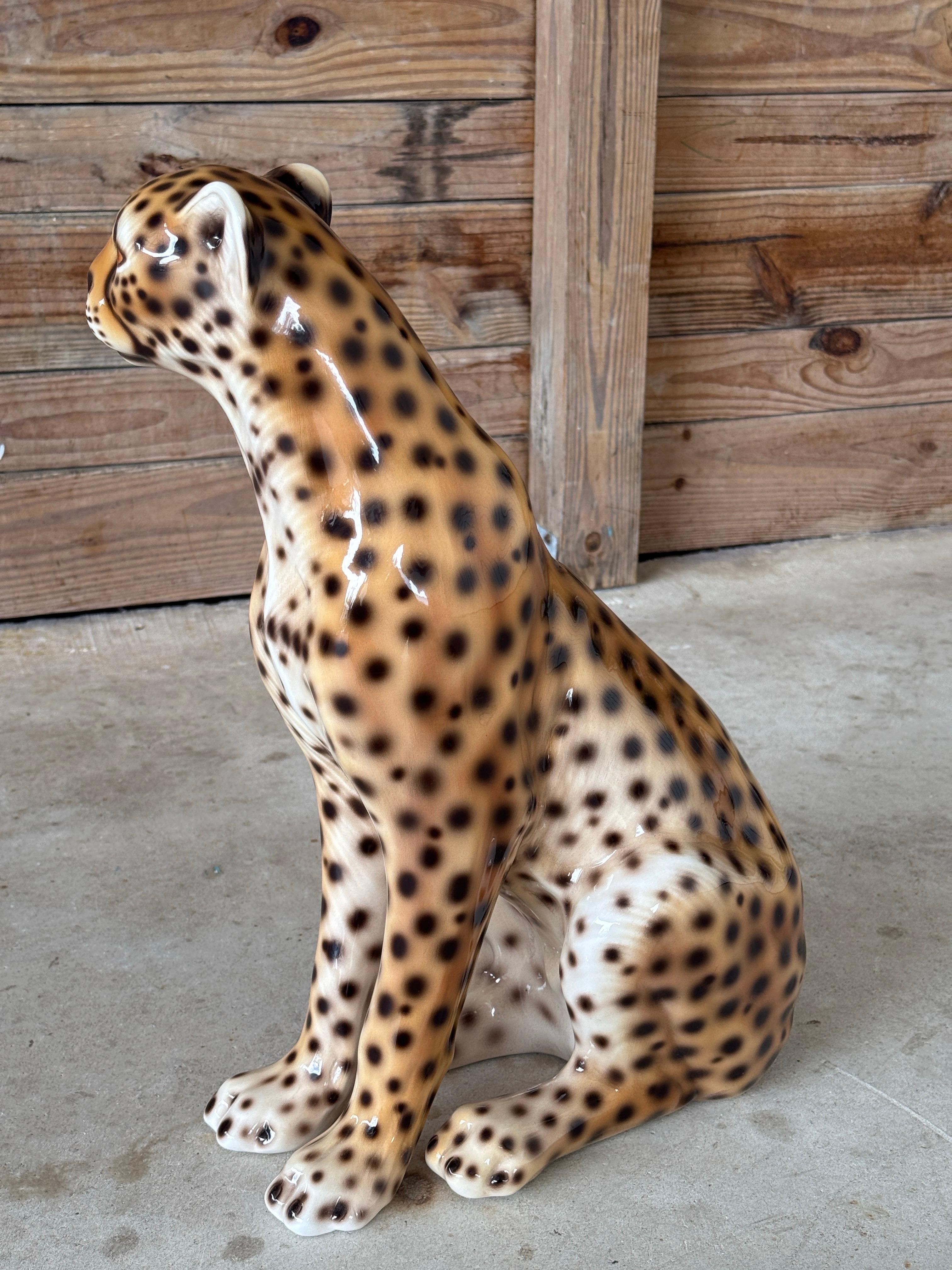 20ième siècle Statue de guépard en porcelaine émaillée italienne du milieu du 20e siècle en vente