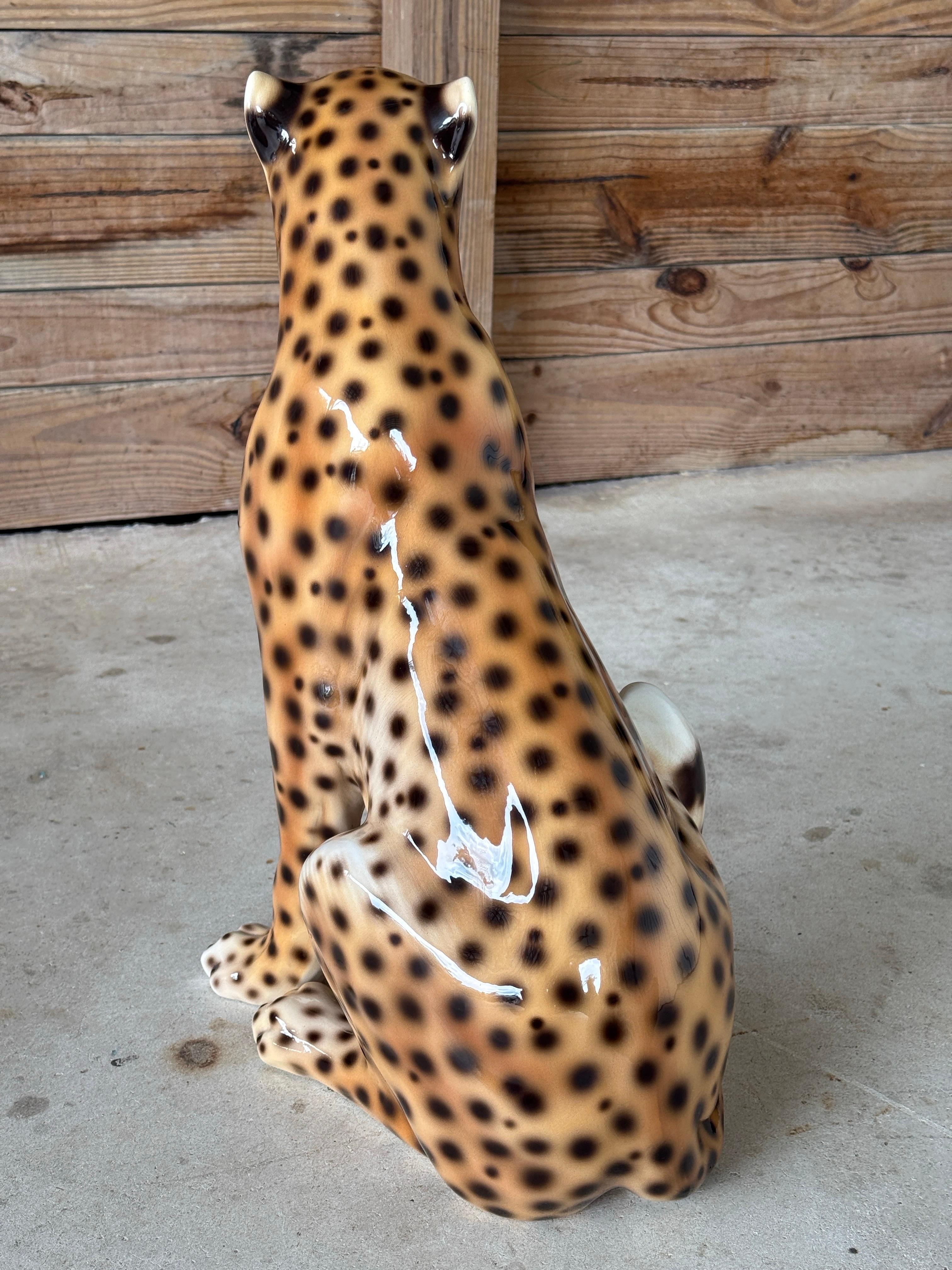 Porcelaine Statue de guépard en porcelaine émaillée italienne du milieu du 20e siècle en vente