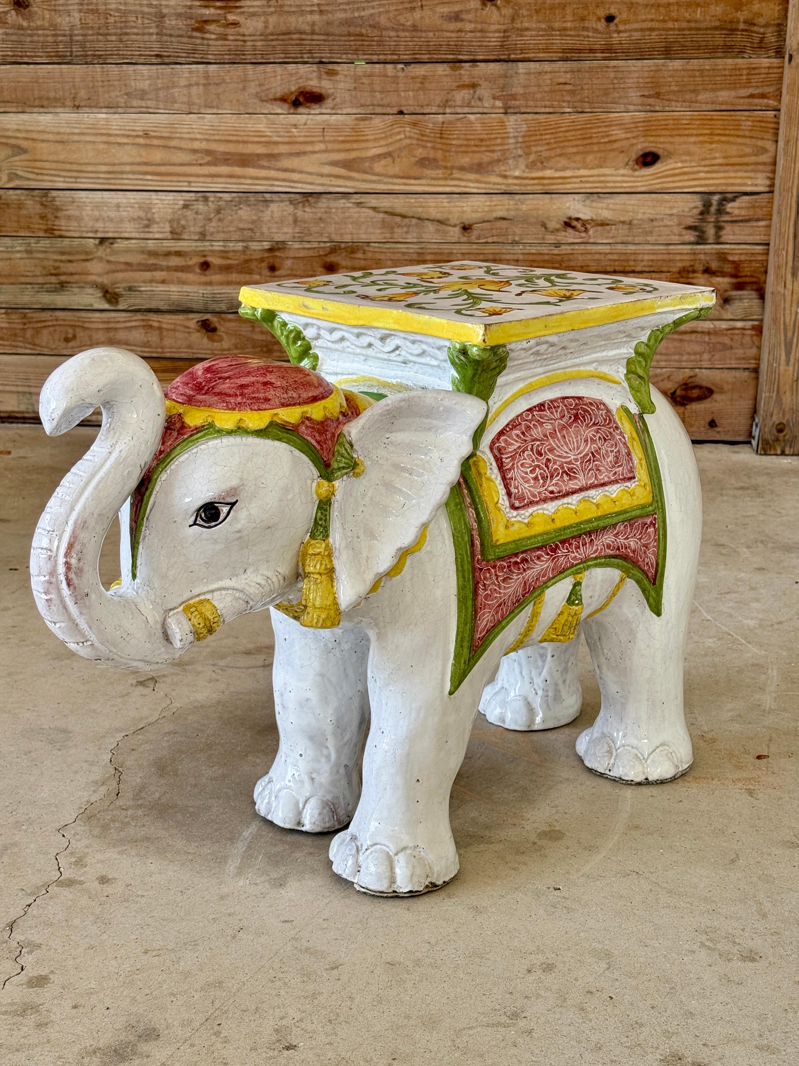 Un monumental siège de jardin ou table d'appoint à éléphant en terre cuite vernissée italienne du milieu du 20e siècle, débordant de charme et de personnalité. Peint à la main dans des teintes vibrantes de jaune, de vert et de rose framboise, avec