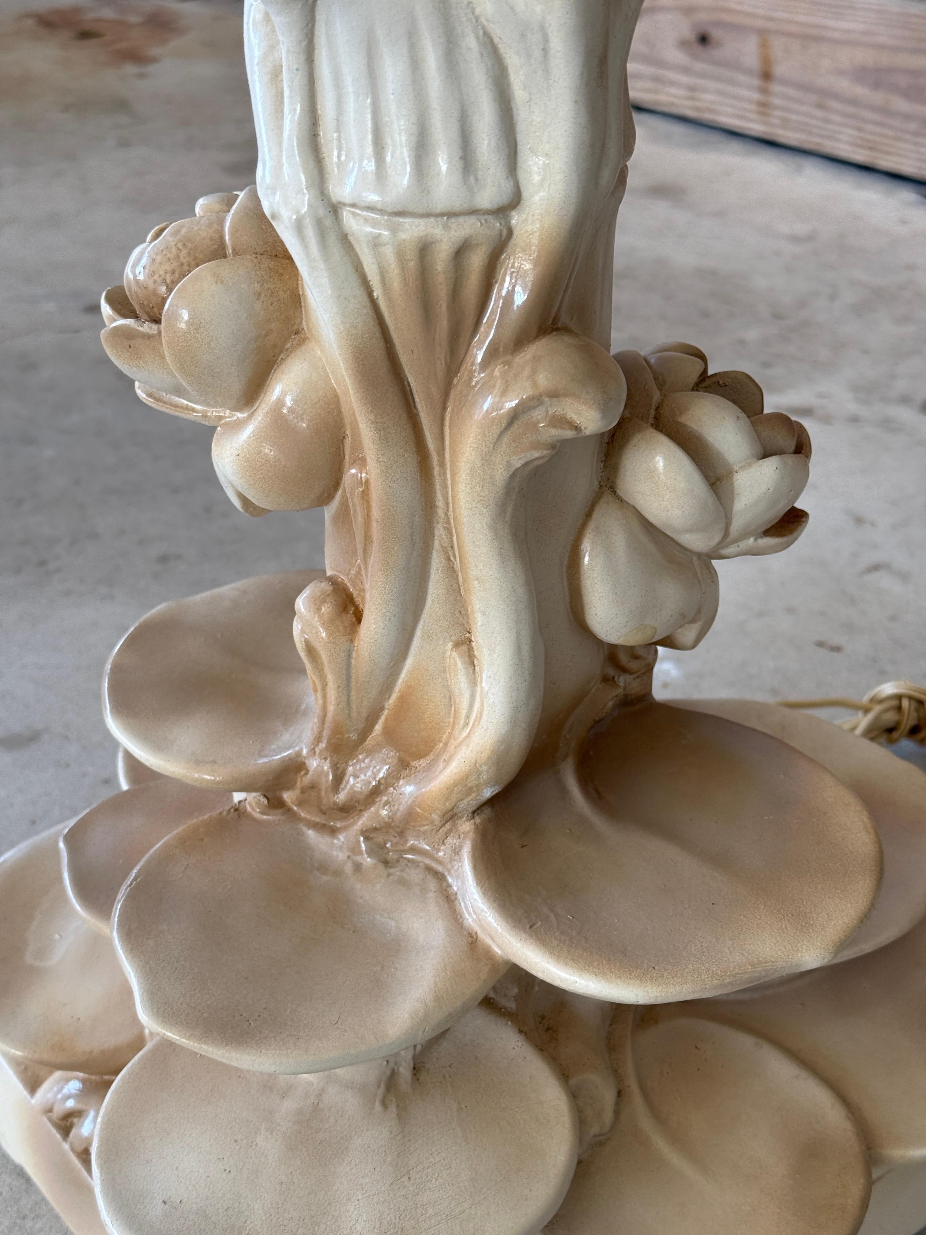 Inconnu Lampe de table monumentale Lily Pad de style Régence du milieu du 20e siècle en vente