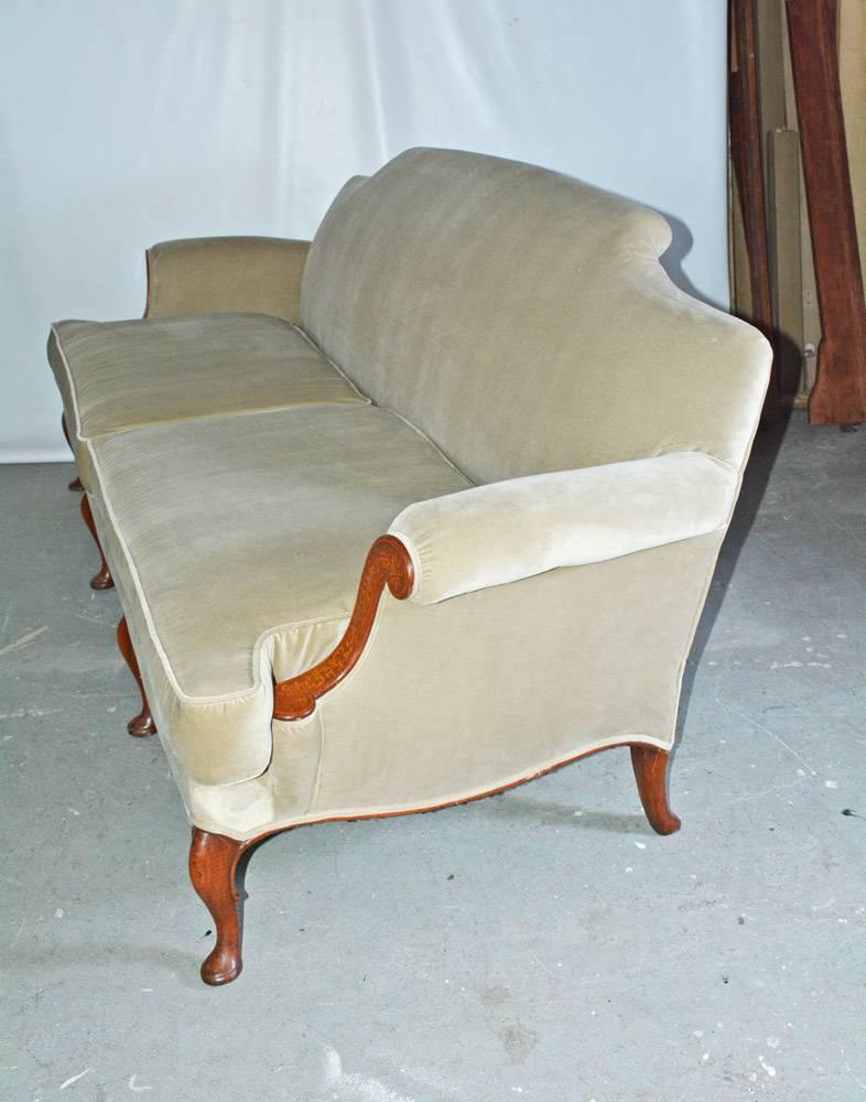 Sofa aus Samt im Regency-Stil, Mitte des 20. Jahrhunderts (Amerikanischer Imperialismus) im Angebot