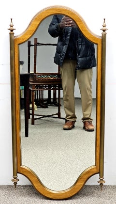 Mitte des 20. Jahrhunderts Regency-Stil Nussbaum verziert Frame-Spiegel