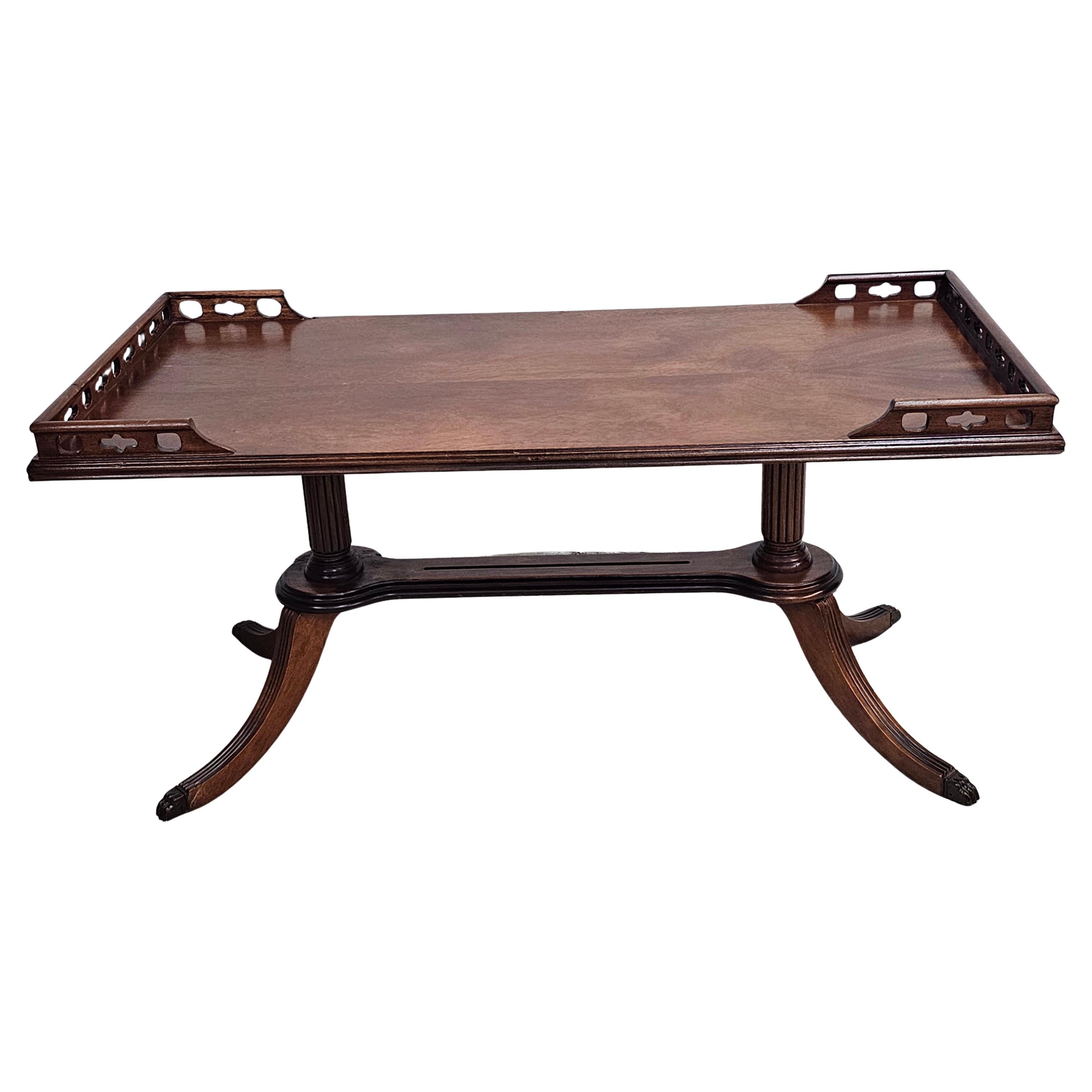Table basse à piédestal en acajou, style Renaissance, milieu du 20e siècle
 Mesure 37,25