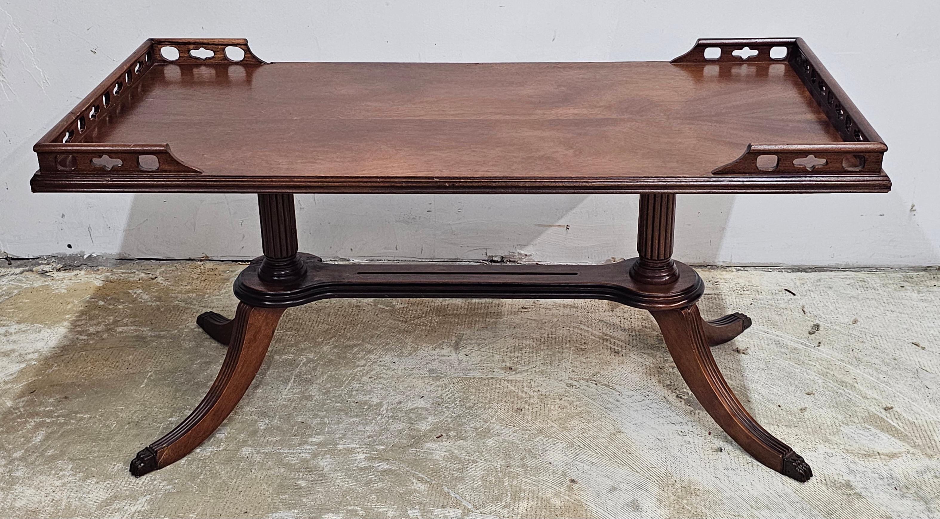 Mid-Century Modern Table basse à piédestal en acajou, style Renaissance, milieu du 20e siècle en vente