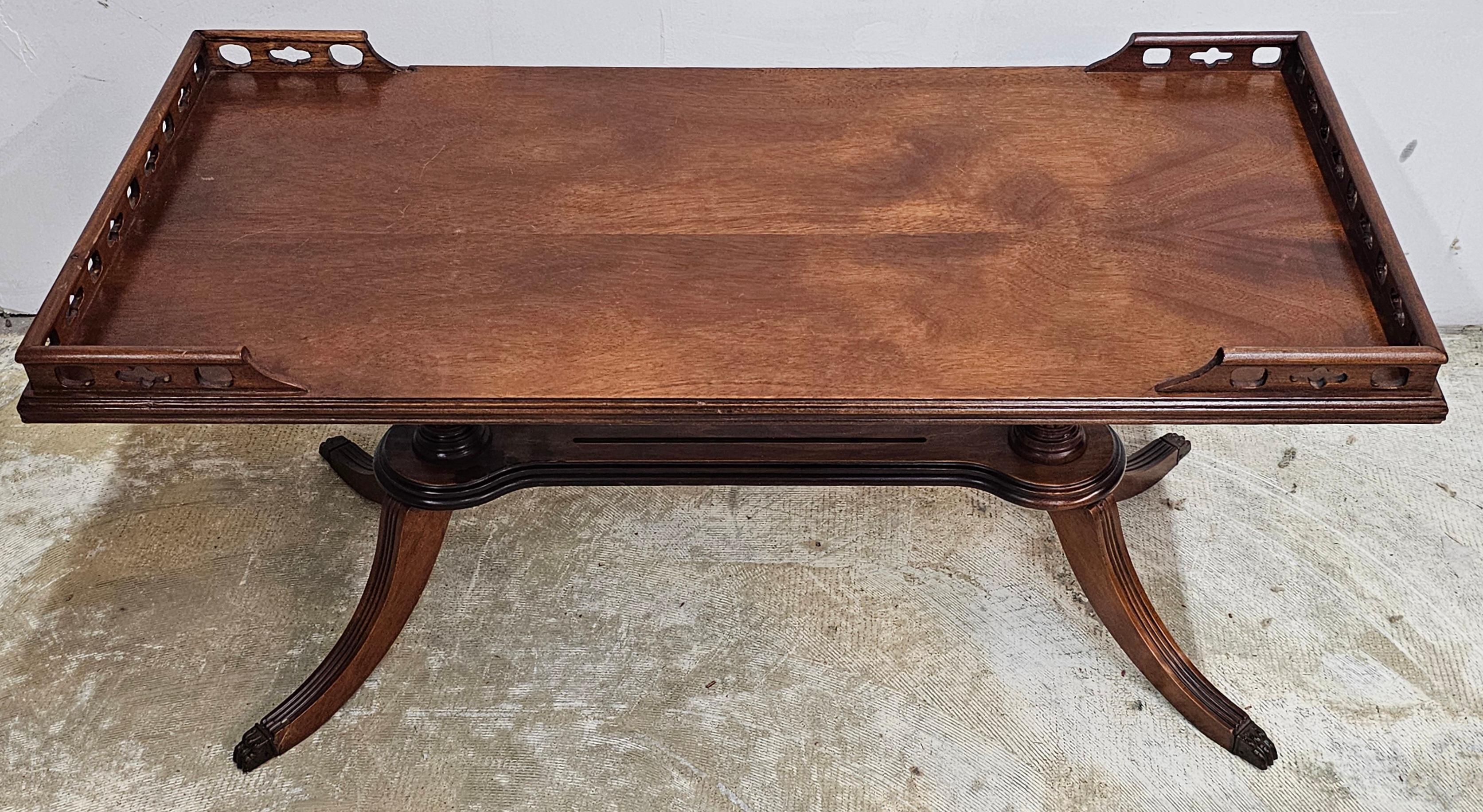 Tacheté Table basse à piédestal en acajou, style Renaissance, milieu du 20e siècle en vente