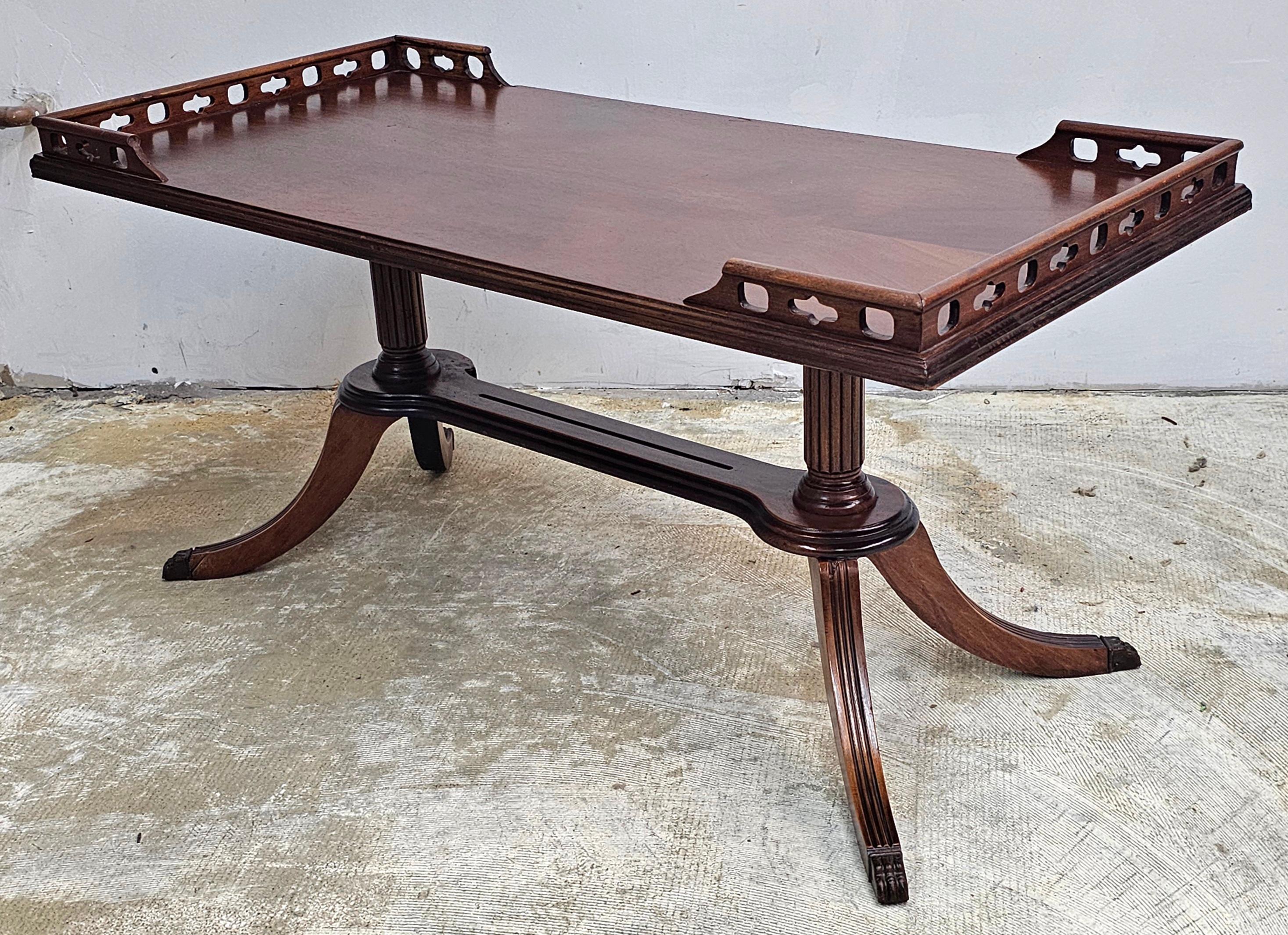20ième siècle Table basse à piédestal en acajou, style Renaissance, milieu du 20e siècle en vente