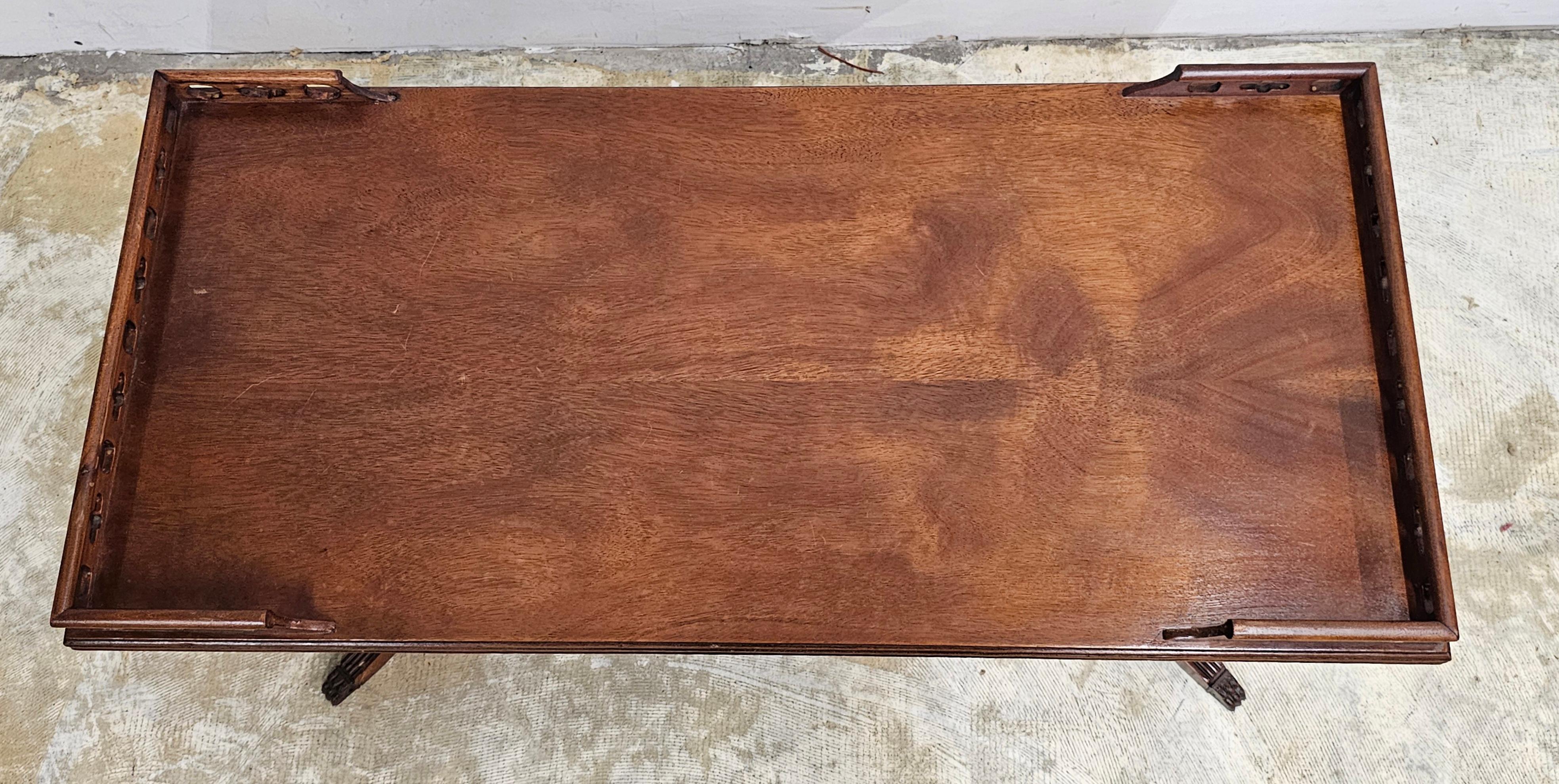 Table basse à piédestal en acajou, style Renaissance, milieu du 20e siècle en vente 1