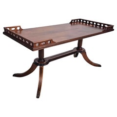 Mitte des 20. Jahrhunderts Renaissance-Stil Mahagoni Pedestal Couchtisch