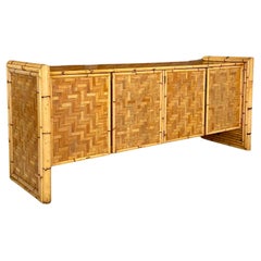 Credenza restaurada de bambú y caña de cestería de mediados del siglo XX