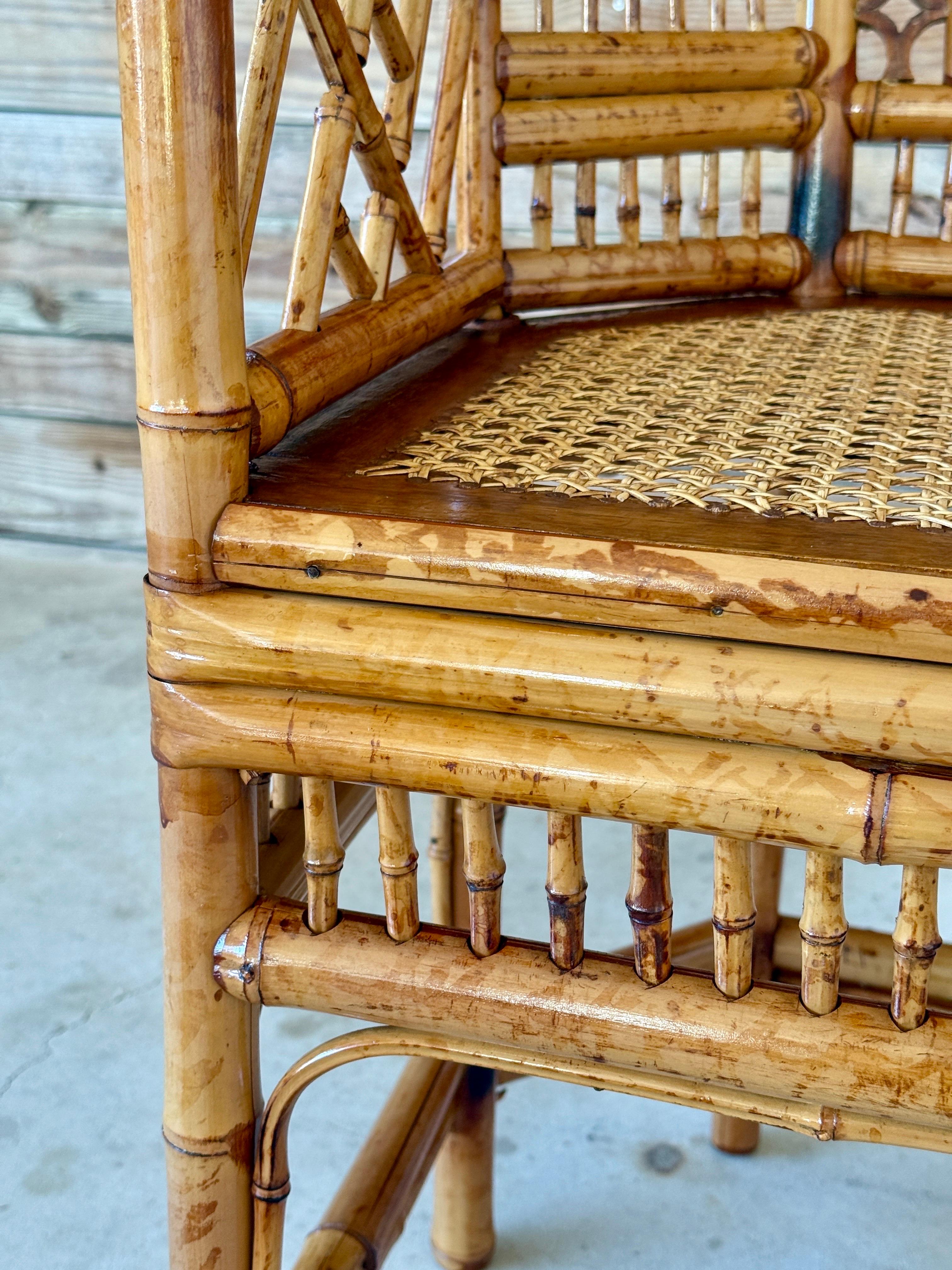 Silla auxiliar de bambú y caña Brighton Pavilion de mediados del siglo XX restaurada en venta 5