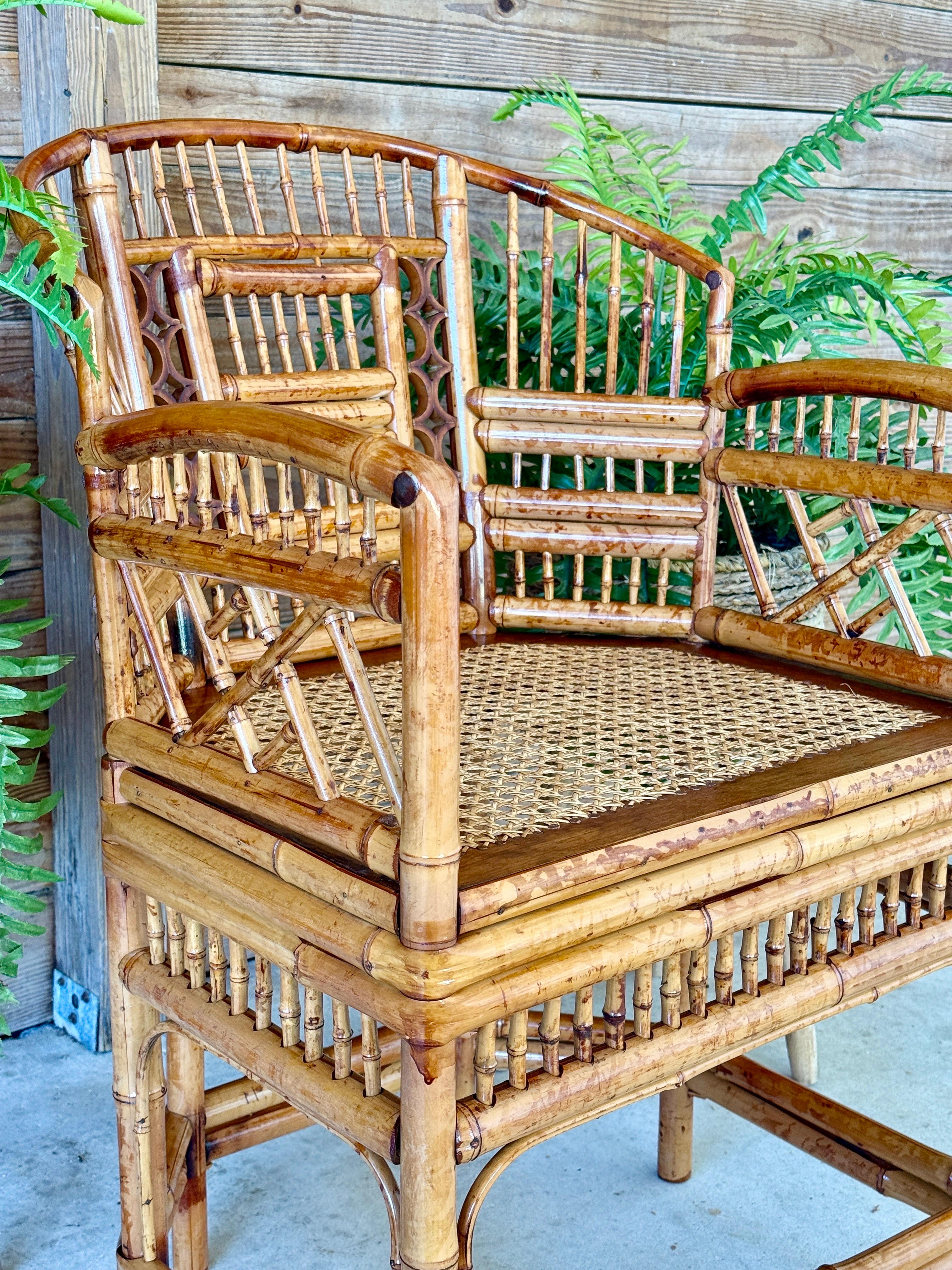 Silla auxiliar de bambú Brighton Pavilion de mediados del siglo XX, bellamente restaurada, con intrincados detalles calados y un asiento recién canteado a mano. Esta pieza se ha repintado para resaltar la belleza natural del bambú, conservando su