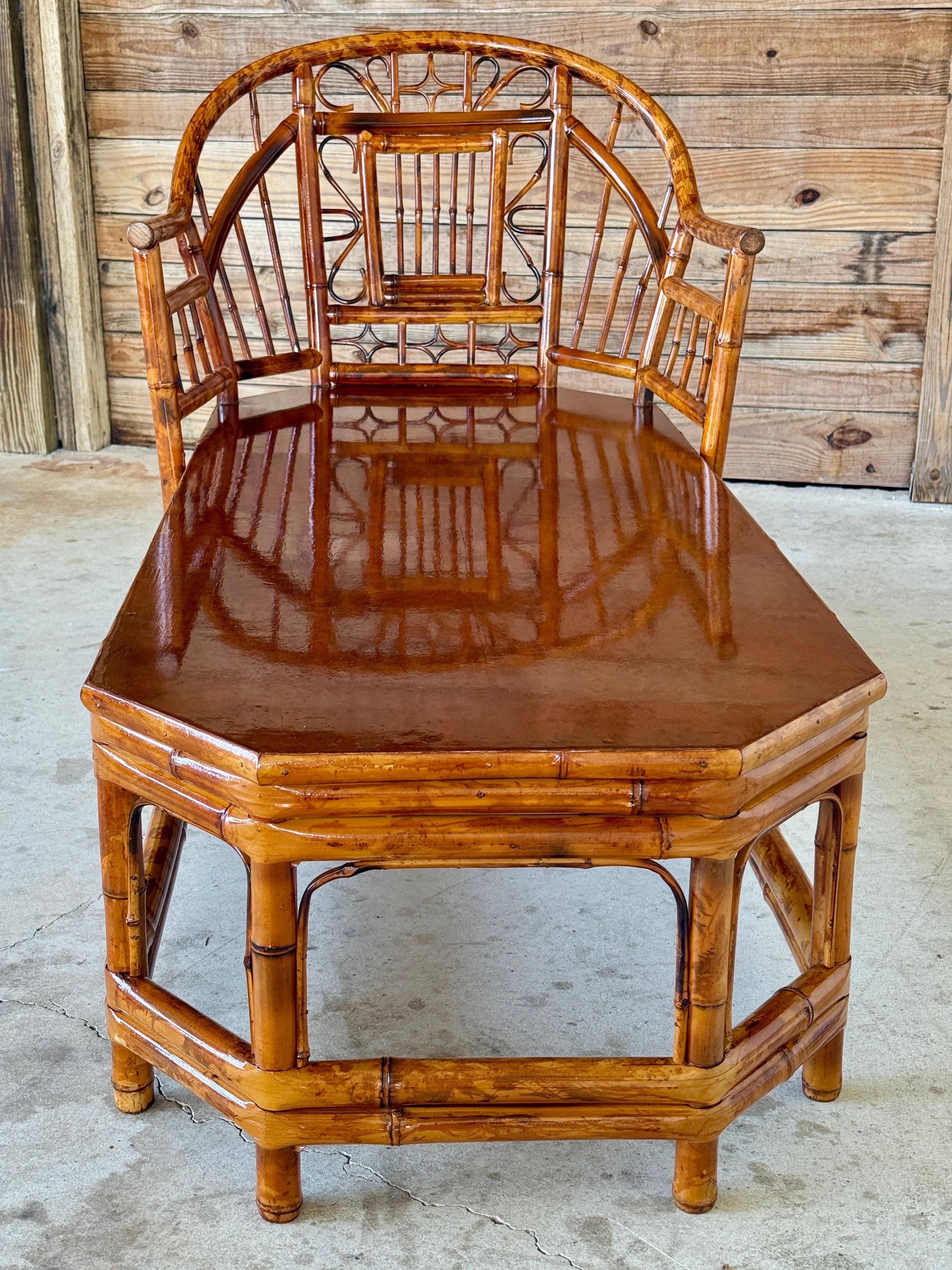 Cette chaise longue sculpturale et élégante en bambou vintage s'inspire de l'esthétique emblématique du Brighton Pavilion. Elle présente des courbes prononcées, des frettes complexes et une riche finition en bambou brûlé.
Cette pièce a été restaurée