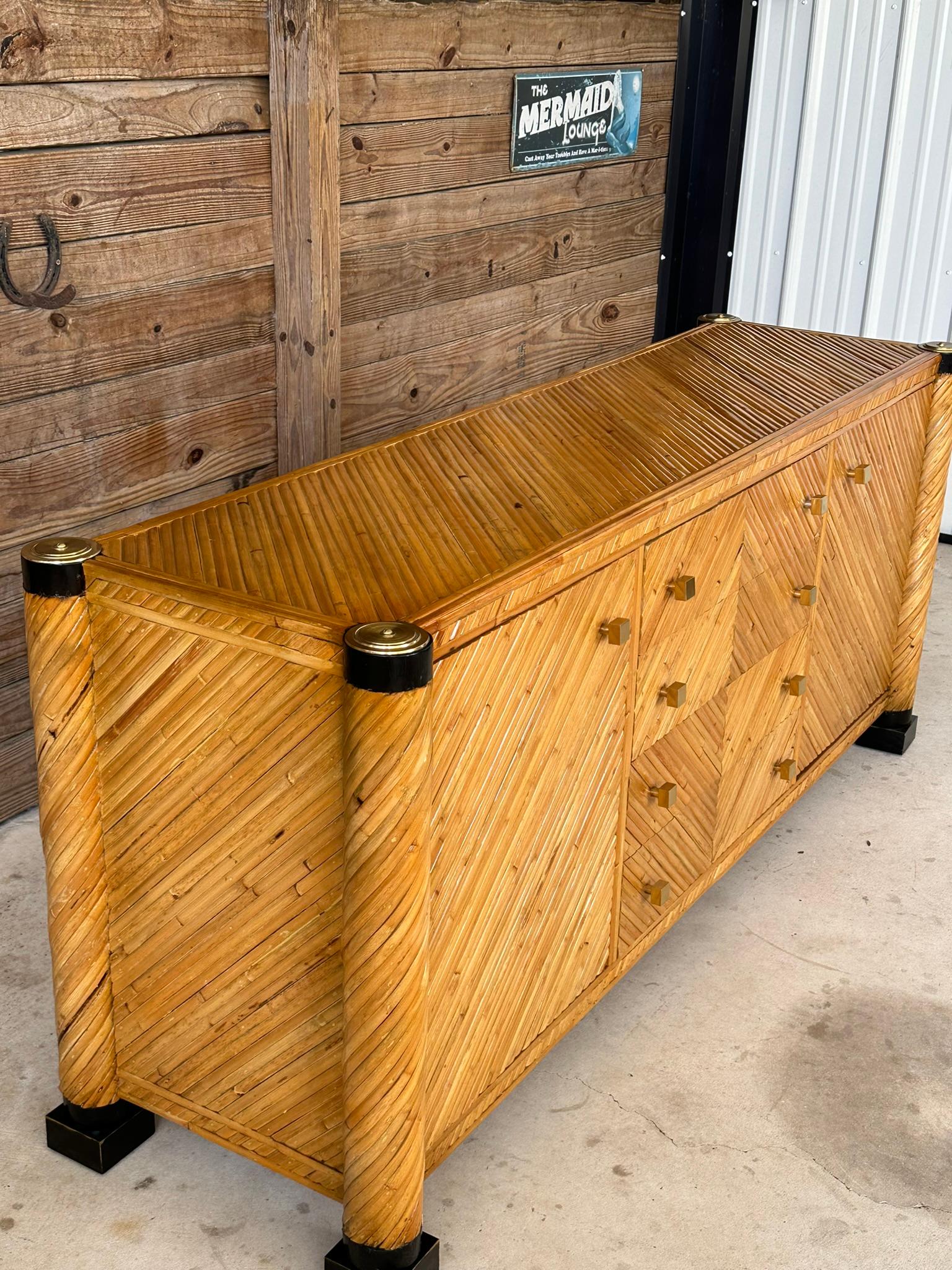 Credenza in bambù e ottone in stile neoclassico restaurata della metà del XX secolo in vendita 2