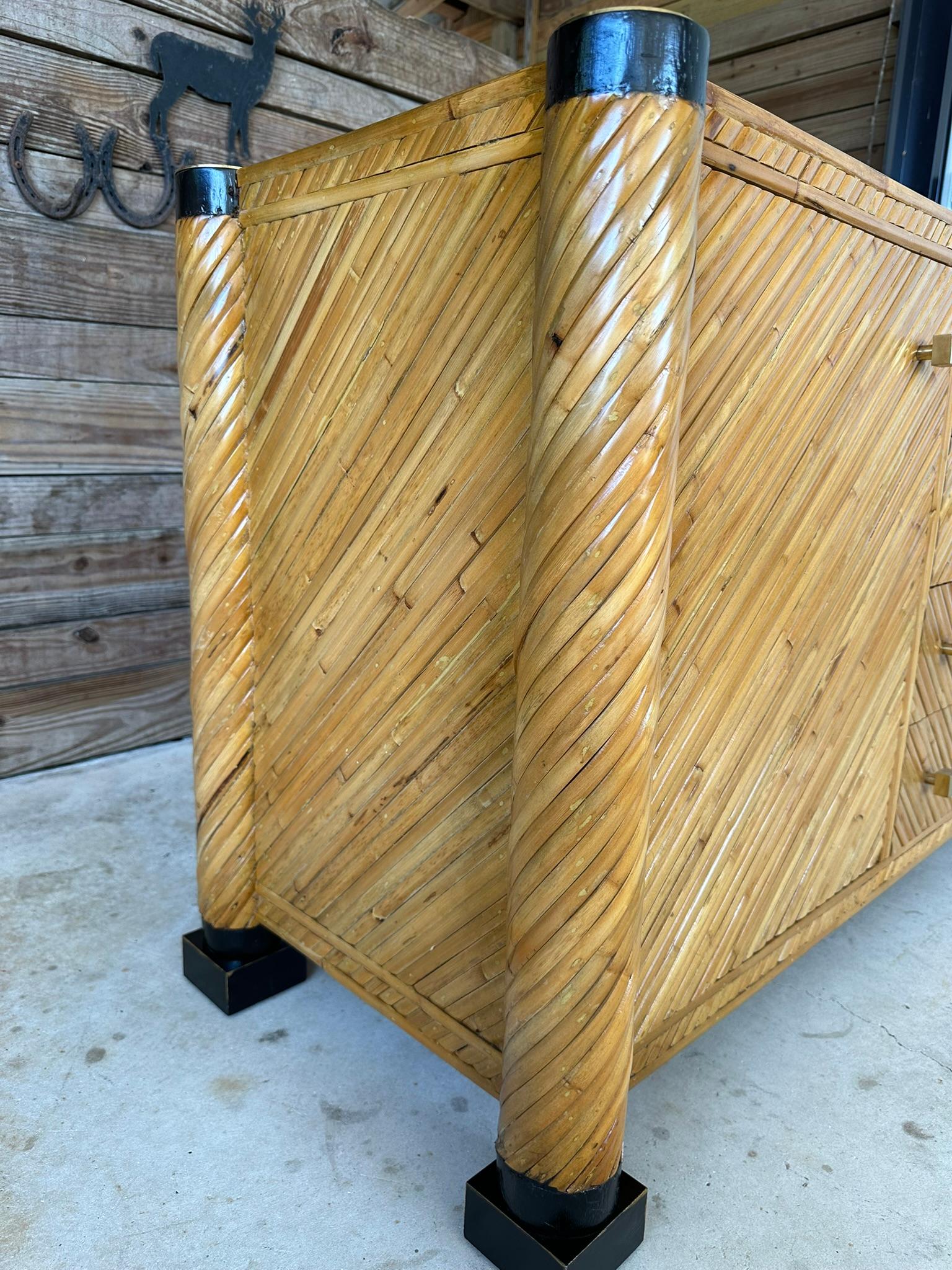 Credenza in bambù e ottone in stile neoclassico restaurata della metà del XX secolo in vendita 5
