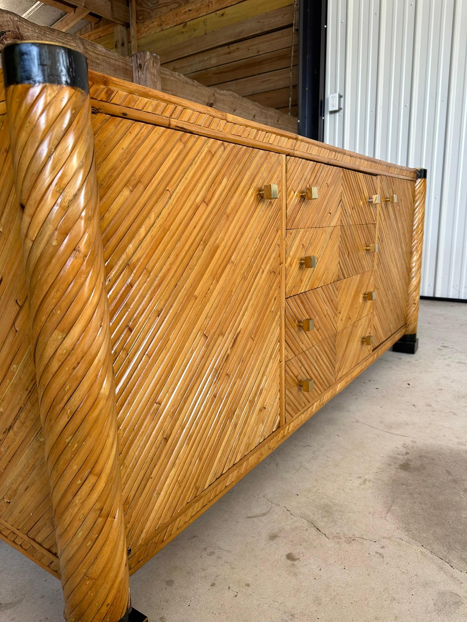 Credenza in bambù e ottone in stile neoclassico restaurata della metà del XX secolo in vendita 6