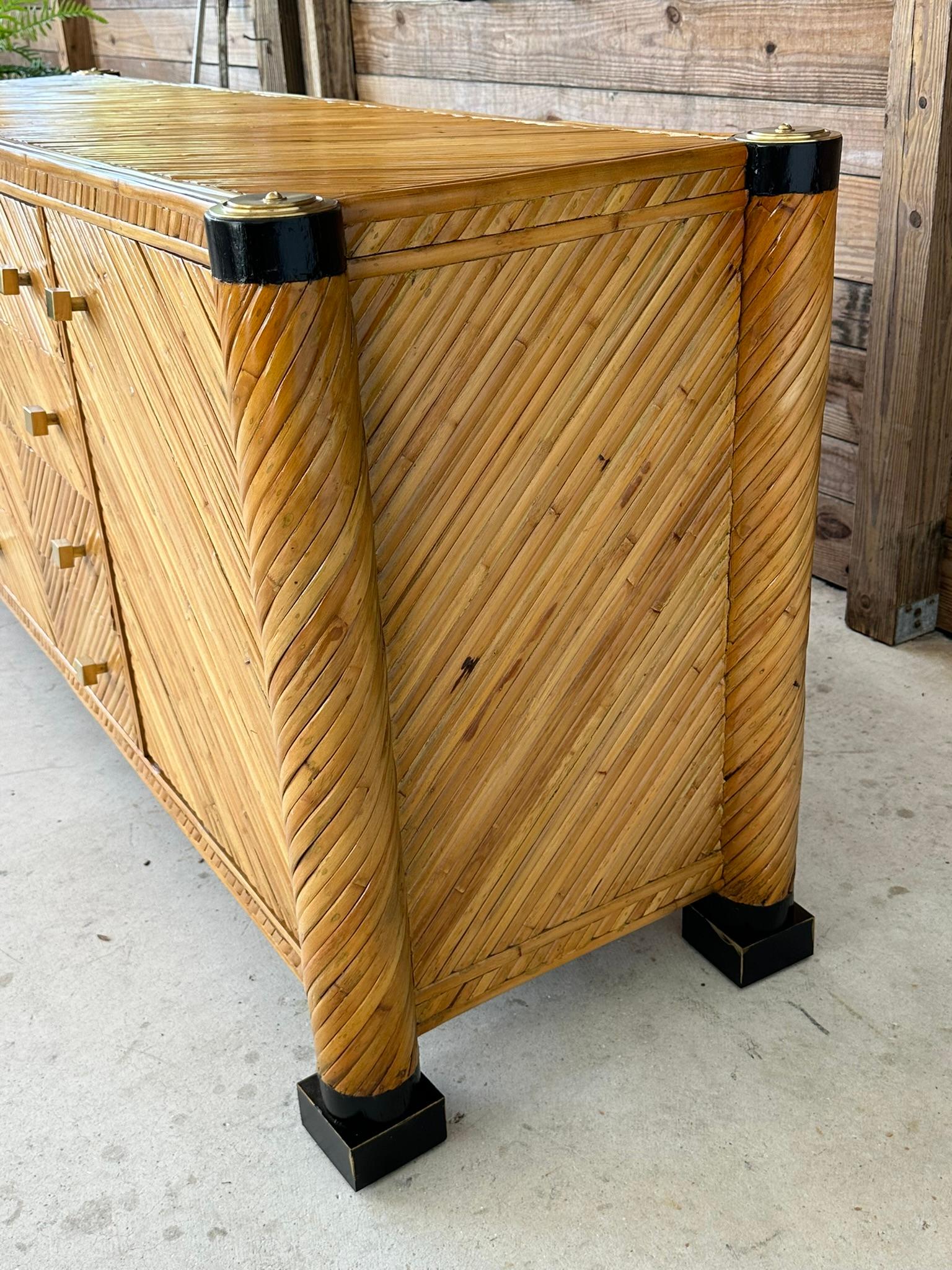 Credenza in bambù e ottone in stile neoclassico restaurata della metà del XX secolo in vendita 7