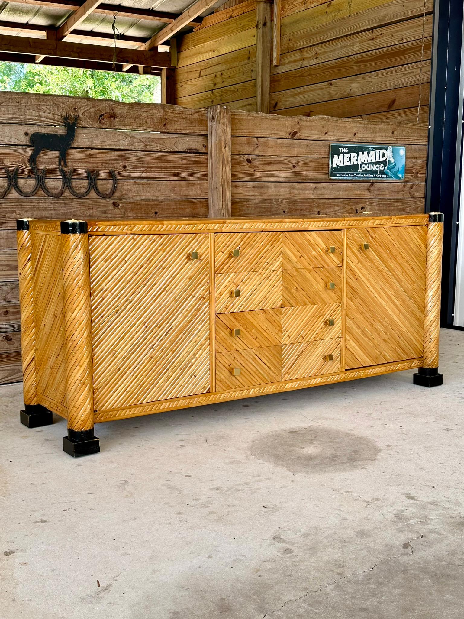 CIRCA 1975 splendida credenza in bambù Reed applicata in diagonale e hardware in ottone con piedini a cubo laccati neri e un'incredibile quantità di spazio per uno stile neoclassico.  il pezzo è stato restaurato e rifinito con una lucentezza laccata