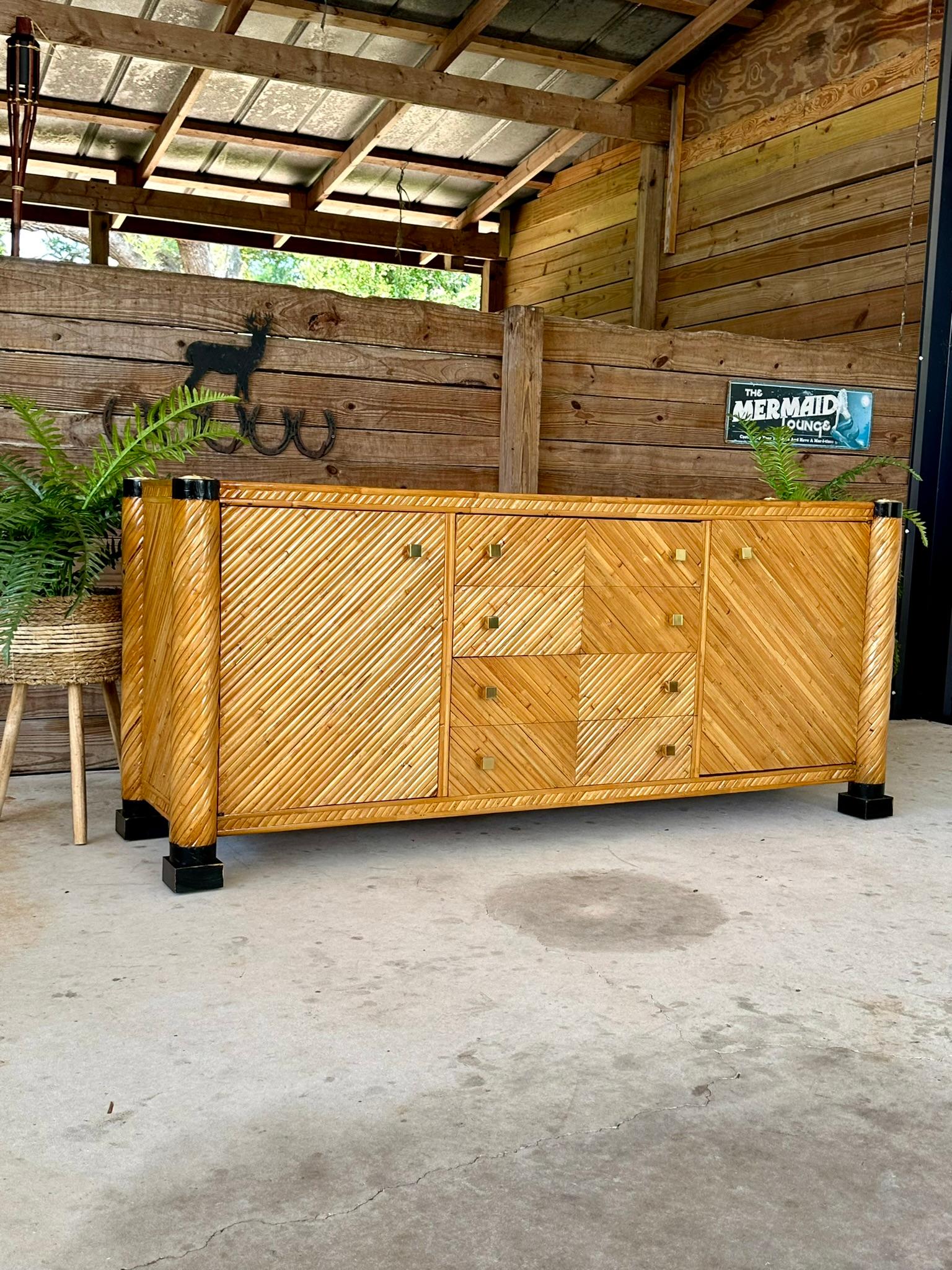 Neoclassico Credenza in bambù e ottone in stile neoclassico restaurata della metà del XX secolo in vendita