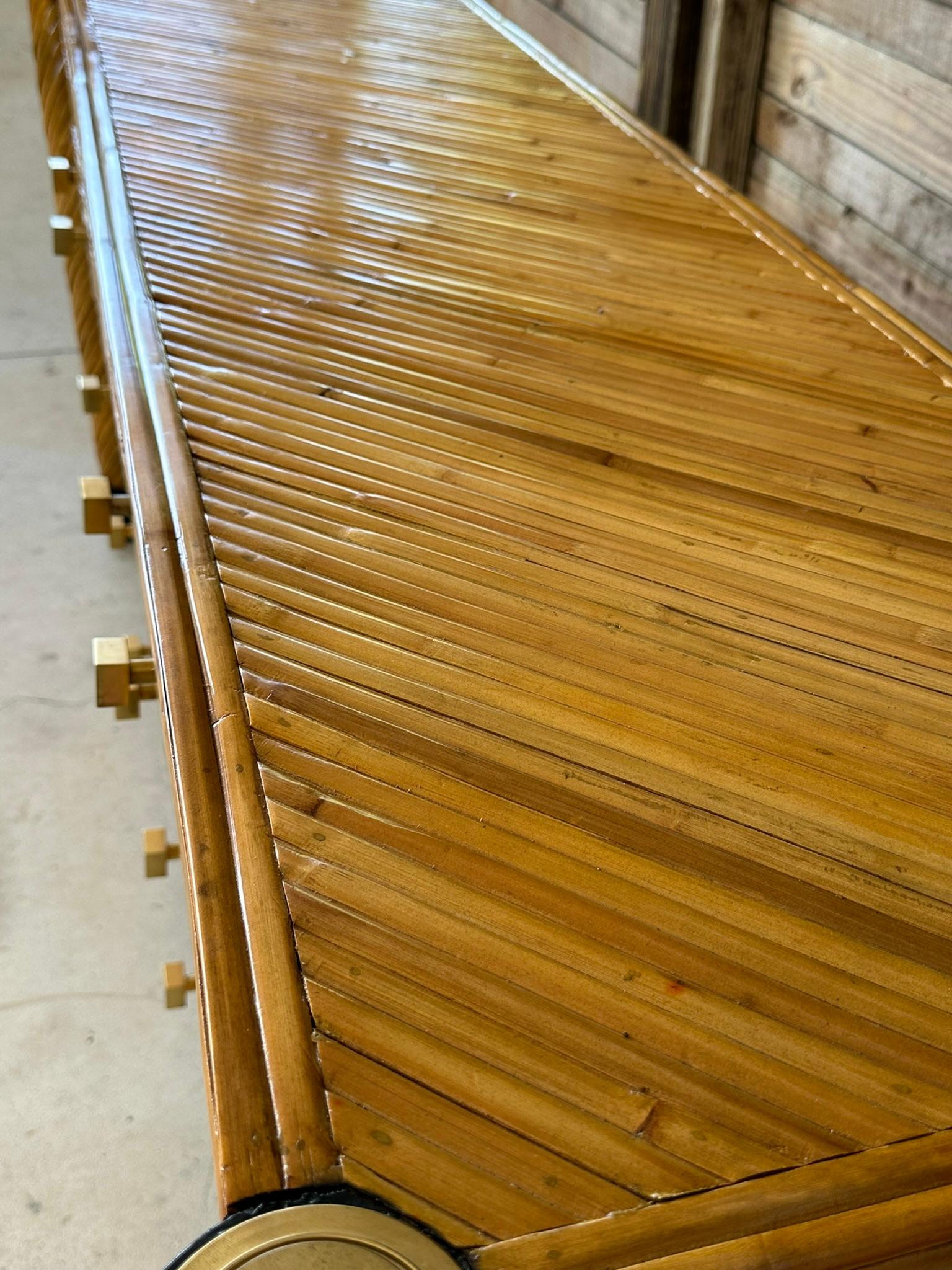Americano Credenza in bambù e ottone in stile neoclassico restaurata della metà del XX secolo in vendita