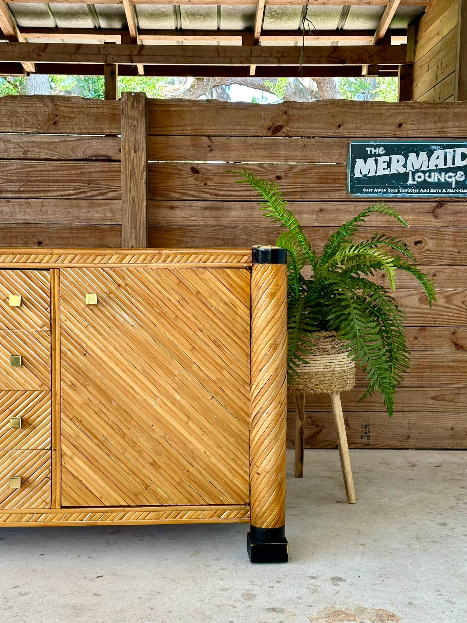 Fatto a mano Credenza in bambù e ottone in stile neoclassico restaurata della metà del XX secolo in vendita