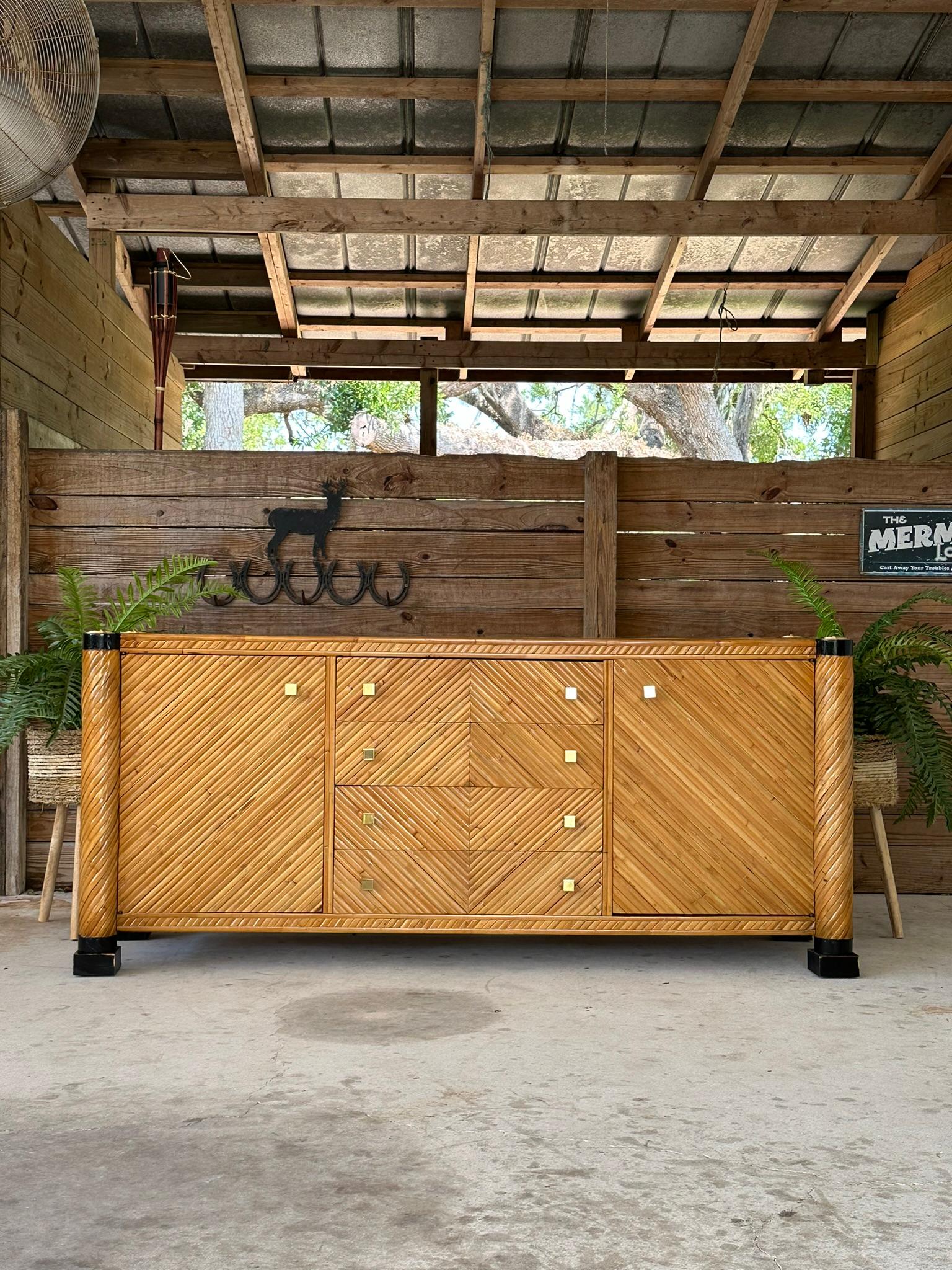 Credenza in bambù e ottone in stile neoclassico restaurata della metà del XX secolo In condizioni buone in vendita a North Fort Myers, FL