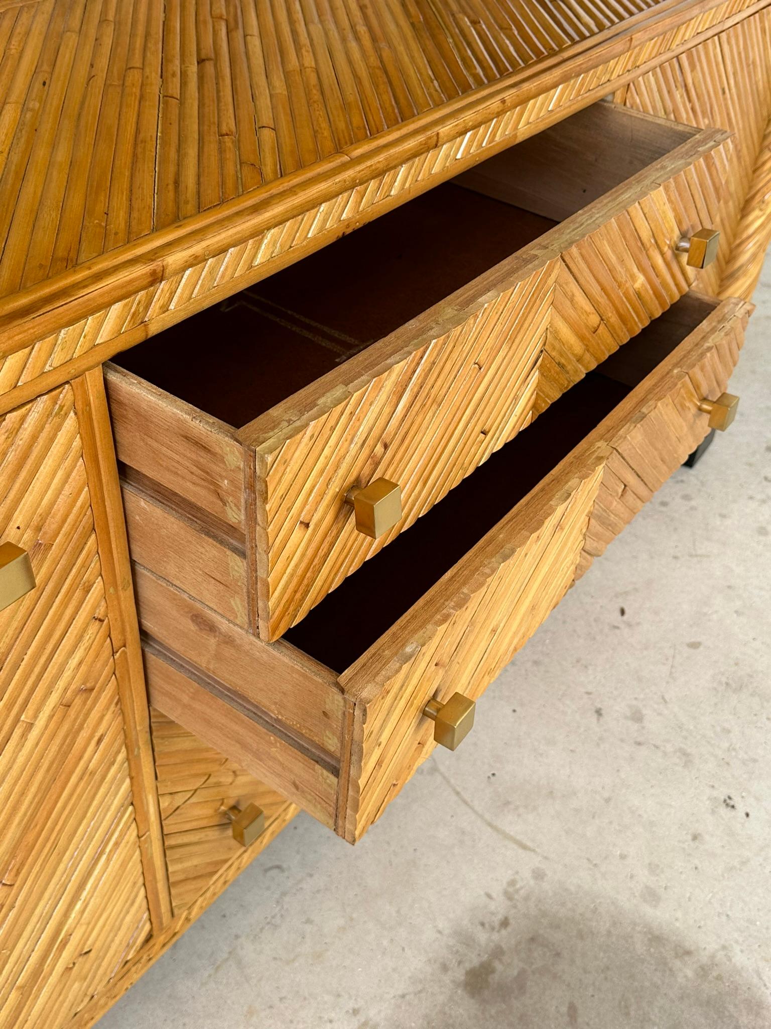 Fine XX secolo Credenza in bambù e ottone in stile neoclassico restaurata della metà del XX secolo in vendita
