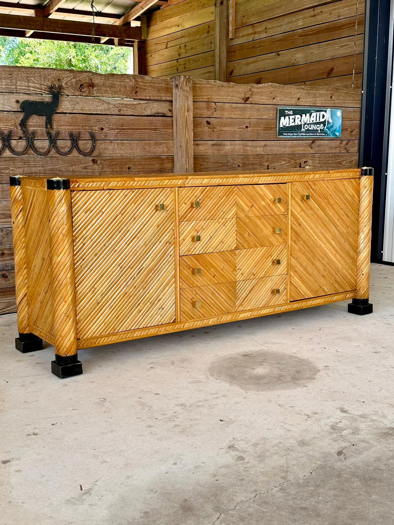 Ottone Credenza in bambù e ottone in stile neoclassico restaurata della metà del XX secolo in vendita