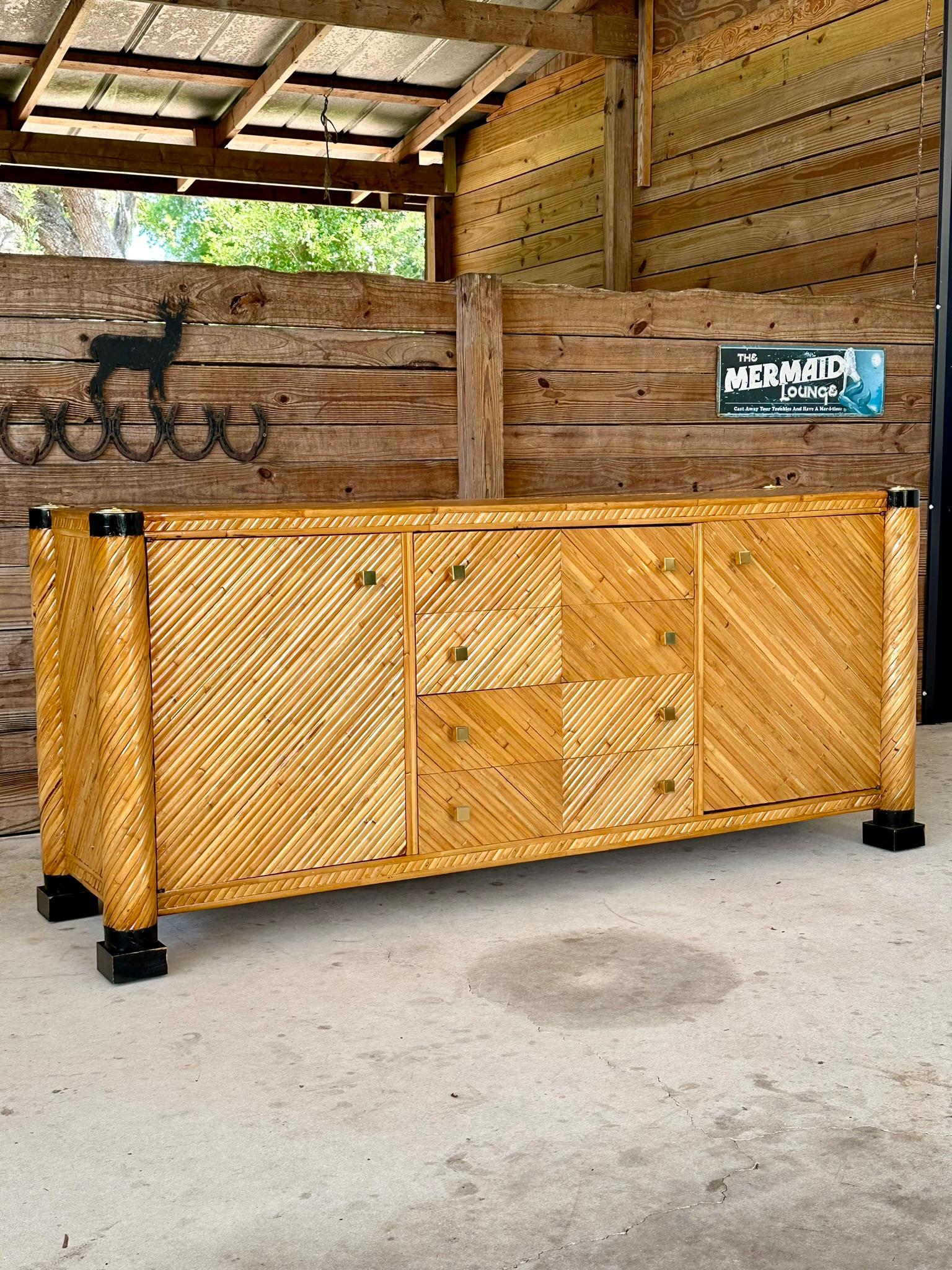 Credenza in bambù e ottone in stile neoclassico restaurata della metà del XX secolo in vendita 1