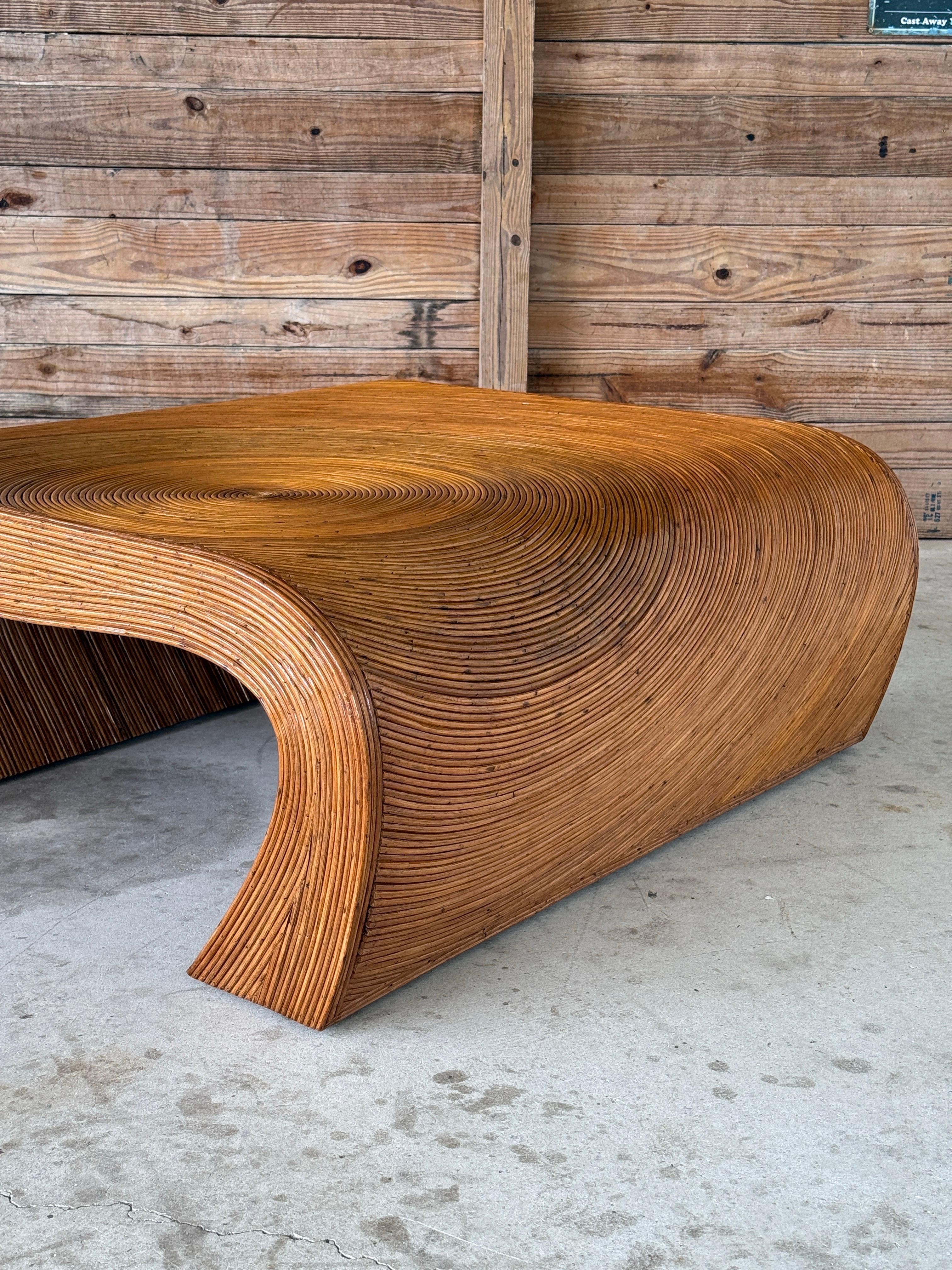 Dieser monumentale Couchtisch aus der Mitte des 20. Jahrhunderts zeigt eine organisch-moderne Silhouette, umhüllt von feinem Bleistift-Rattan.
Vollständig restauriert und aufgearbeitet, um die natürlichen Kurven und die Handwerkskunst hervorzuheben,