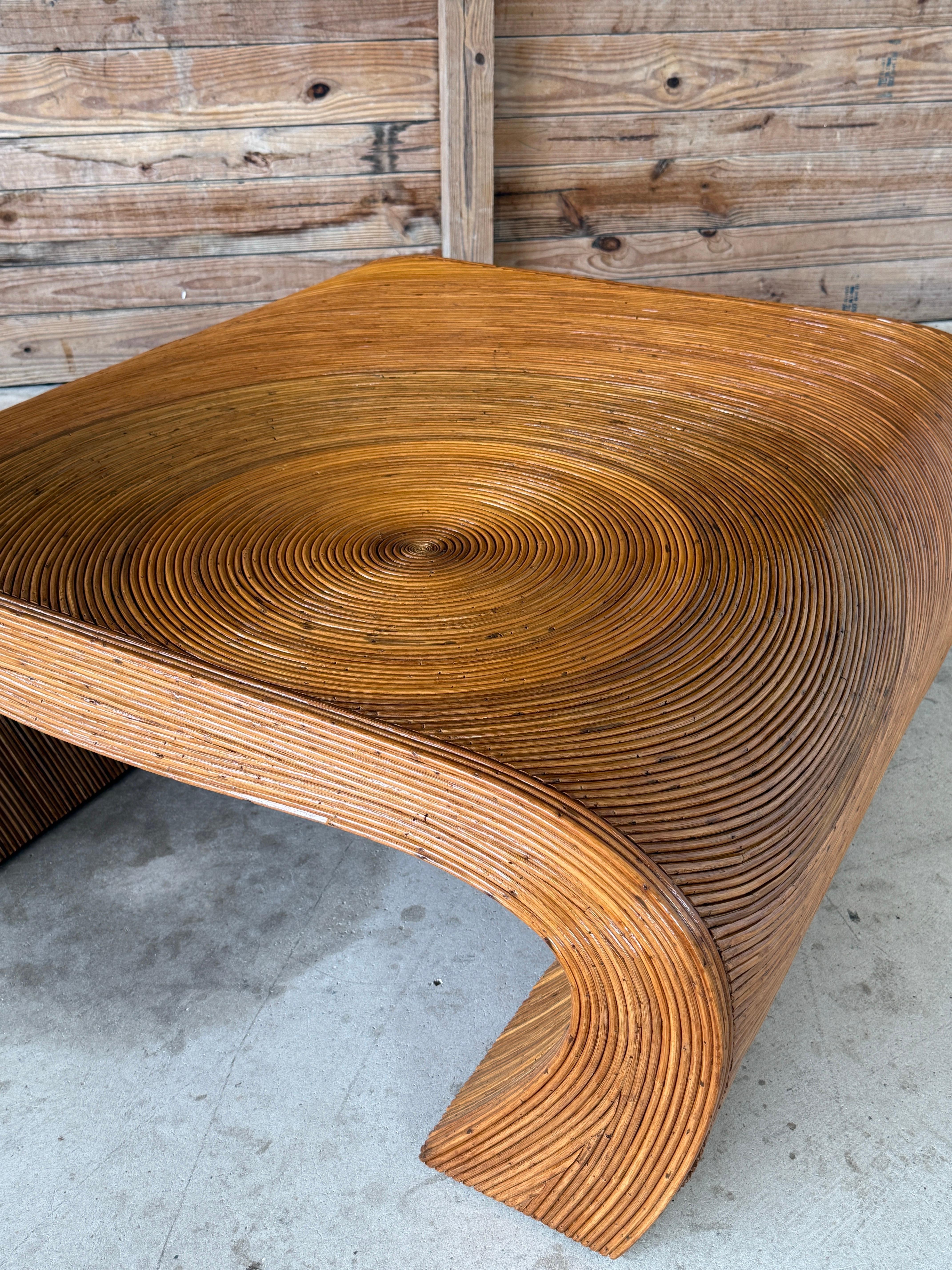 Restaurierter organischer moderner Monumentaler Bleistift-Rattan-Couchtisch aus der Mitte des 20. Jahrhunderts (Organische Moderne) im Angebot