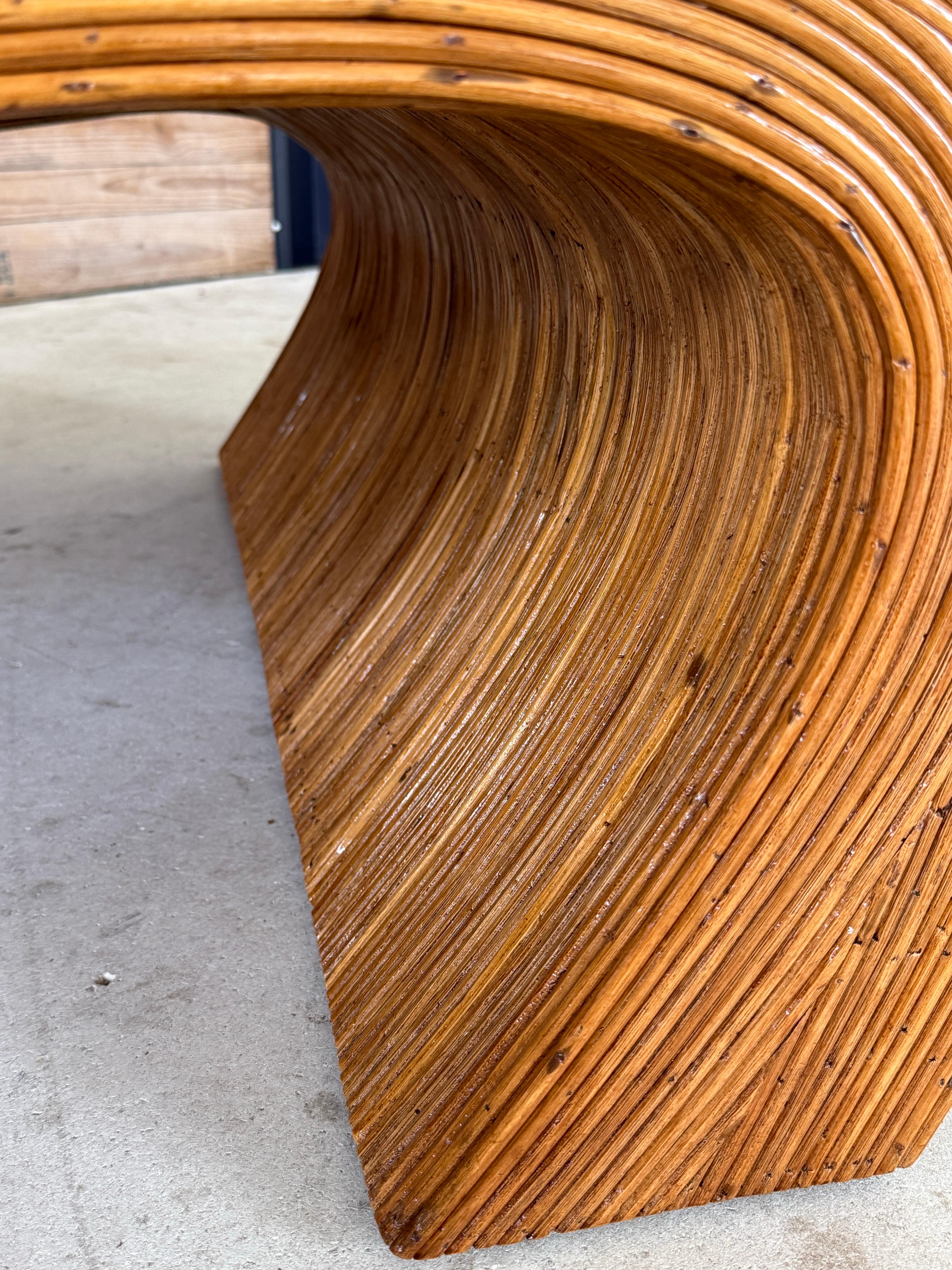 Restaurierter organischer moderner Monumentaler Bleistift-Rattan-Couchtisch aus der Mitte des 20. Jahrhunderts im Zustand „Gut“ im Angebot in North Fort Myers, FL