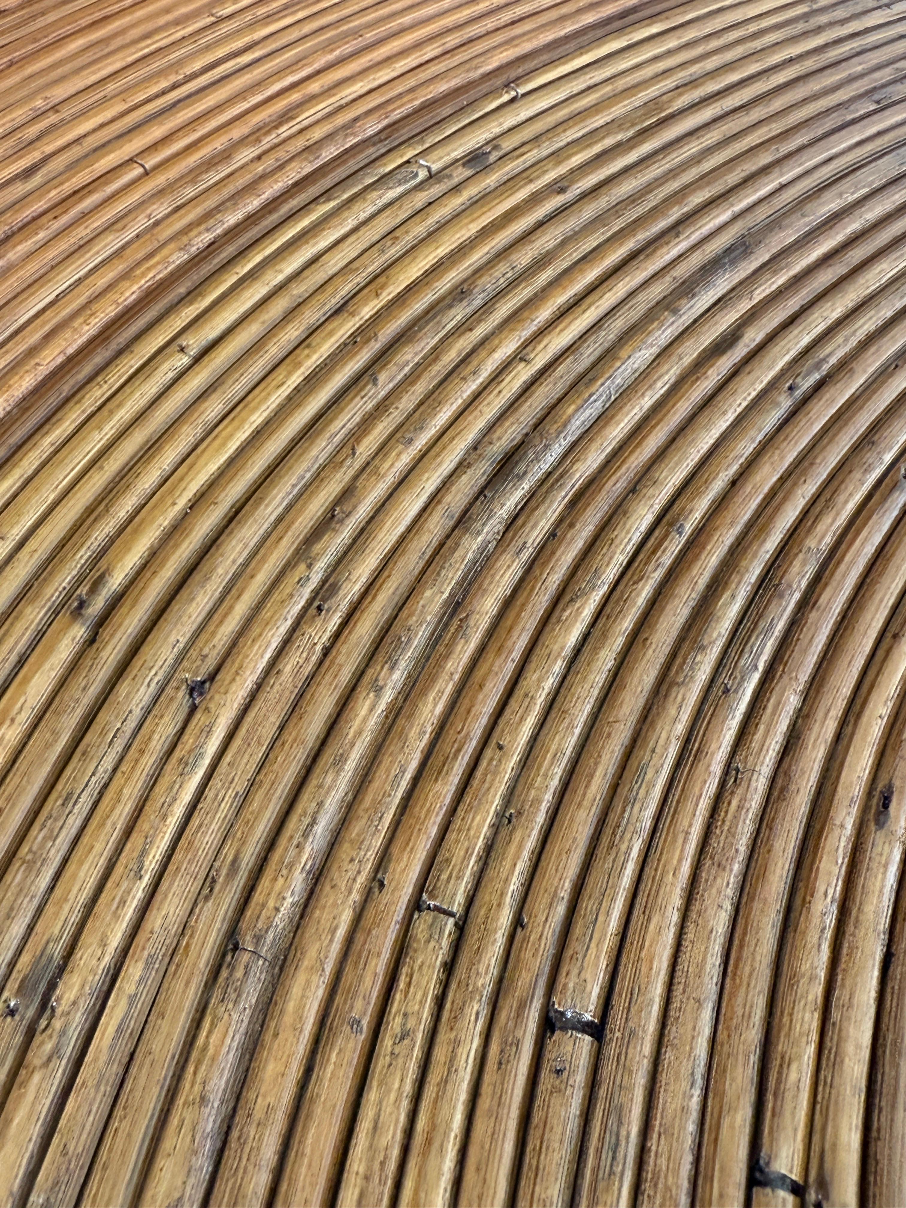 Restaurierter organischer moderner Monumentaler Bleistift-Rattan-Couchtisch aus der Mitte des 20. Jahrhunderts im Angebot 3