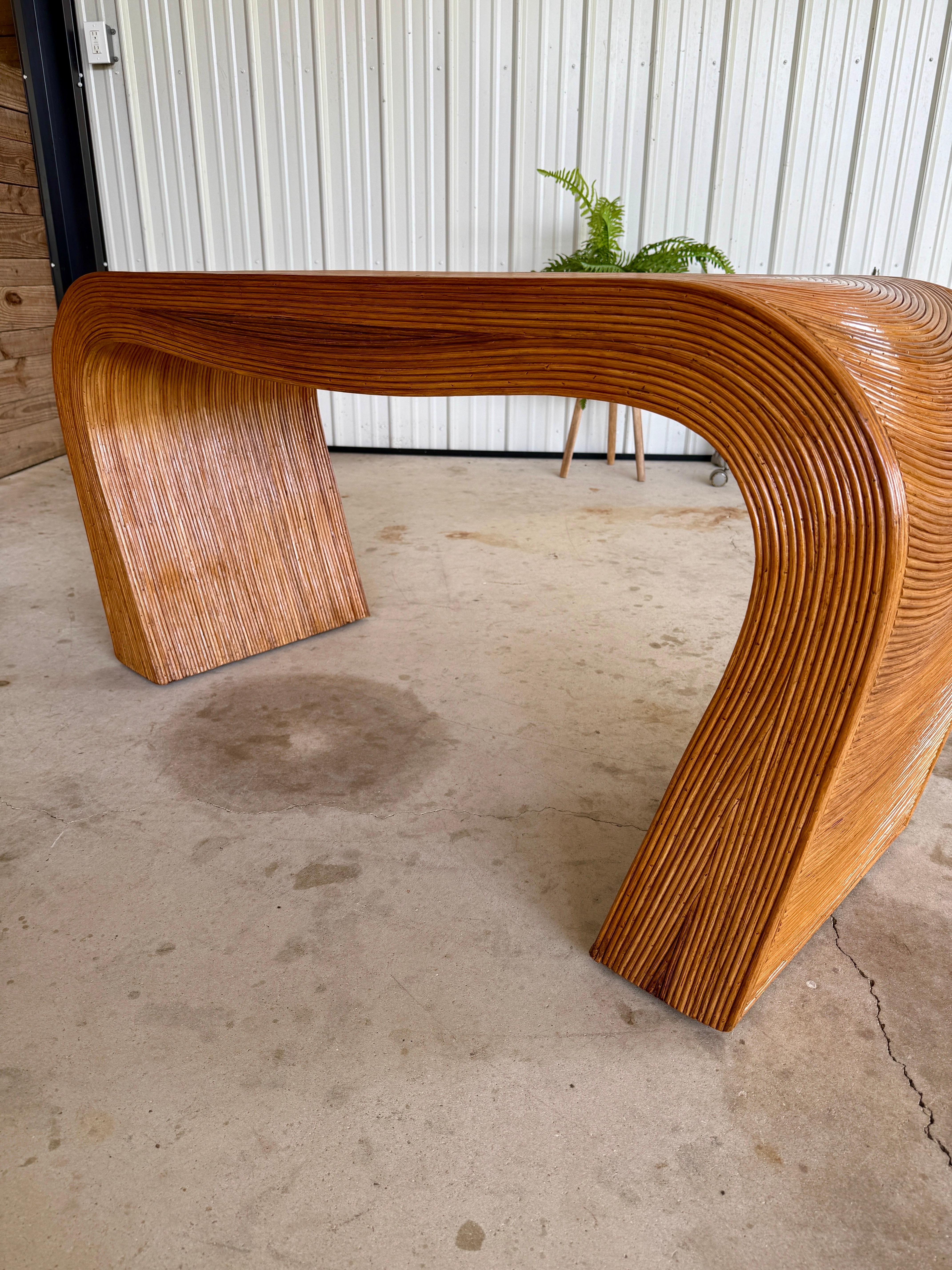 Table console en rotin organique et moderne restaurée, datant du milieu du 20e siècle en vente 2
