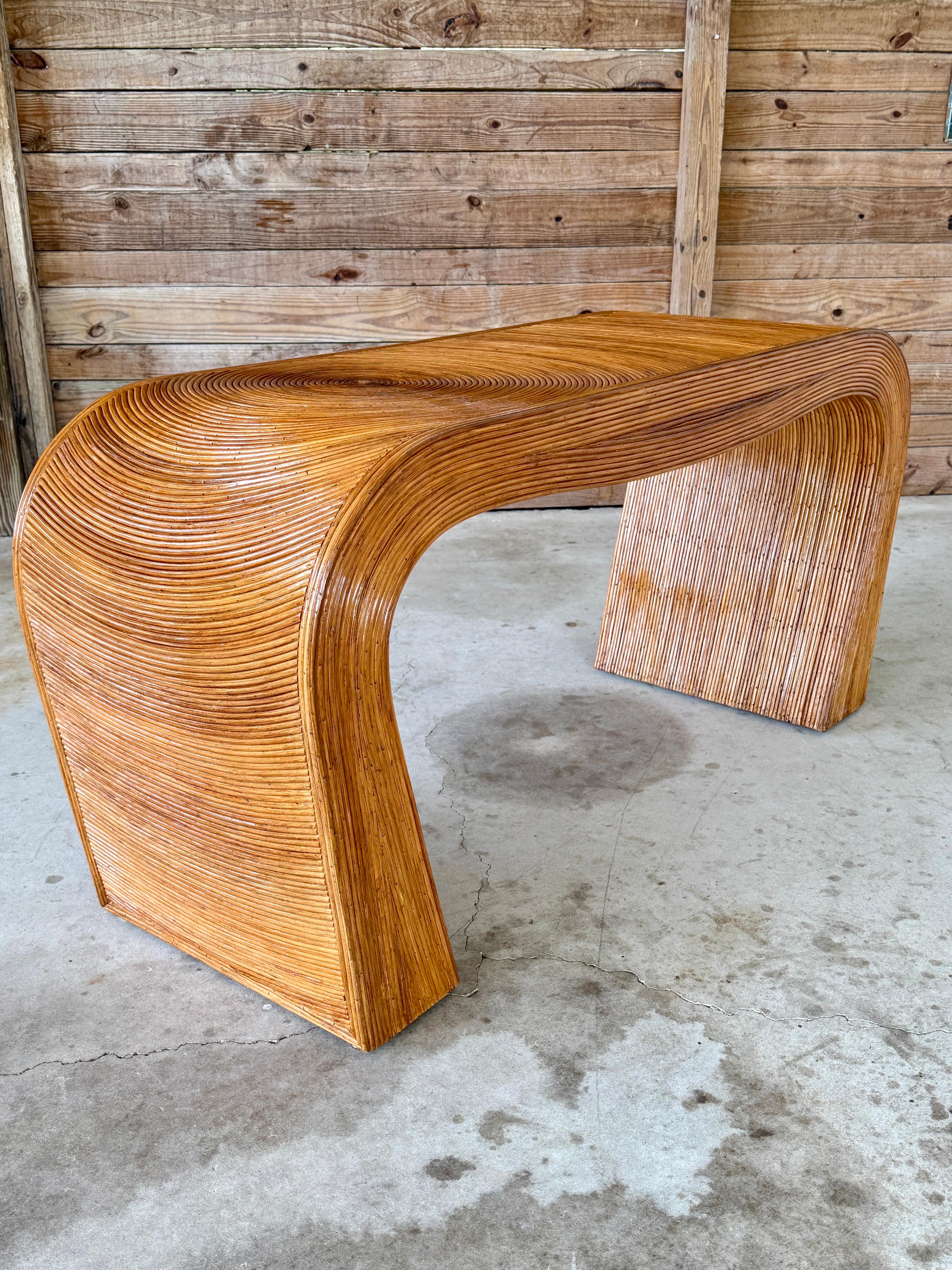 Table console en rotin organique et moderne restaurée, datant du milieu du 20e siècle en vente 3