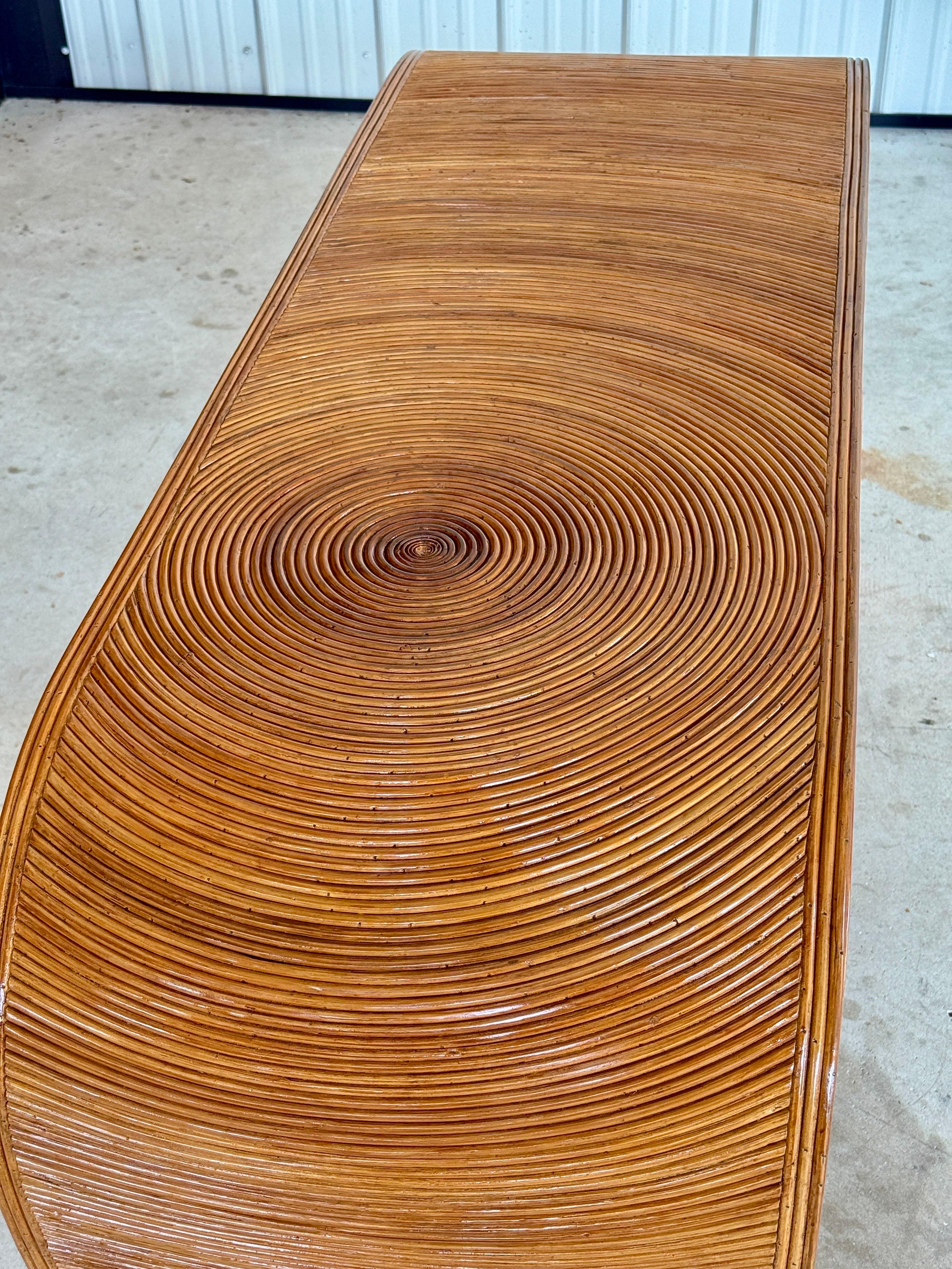 Une élégante vague de texture et de forme, cette table console du milieu du 20e siècle est fabriquée dans une silhouette sculpturale Organic Modern et enveloppée de rotin crayon continu.
La pièce a été entièrement restaurée et remise à neuf, mettant