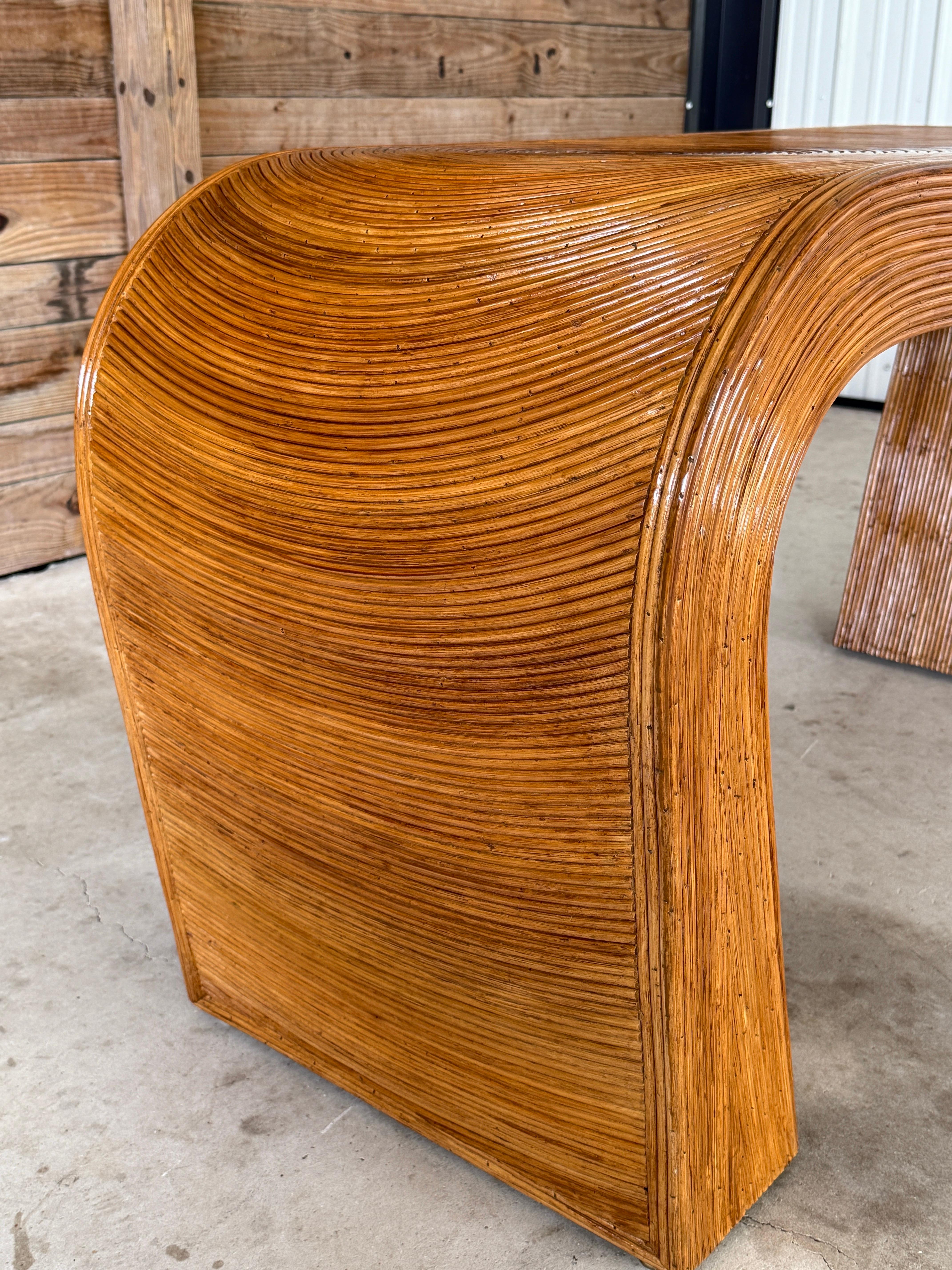 Organique Table console en rotin organique et moderne restaurée, datant du milieu du 20e siècle en vente
