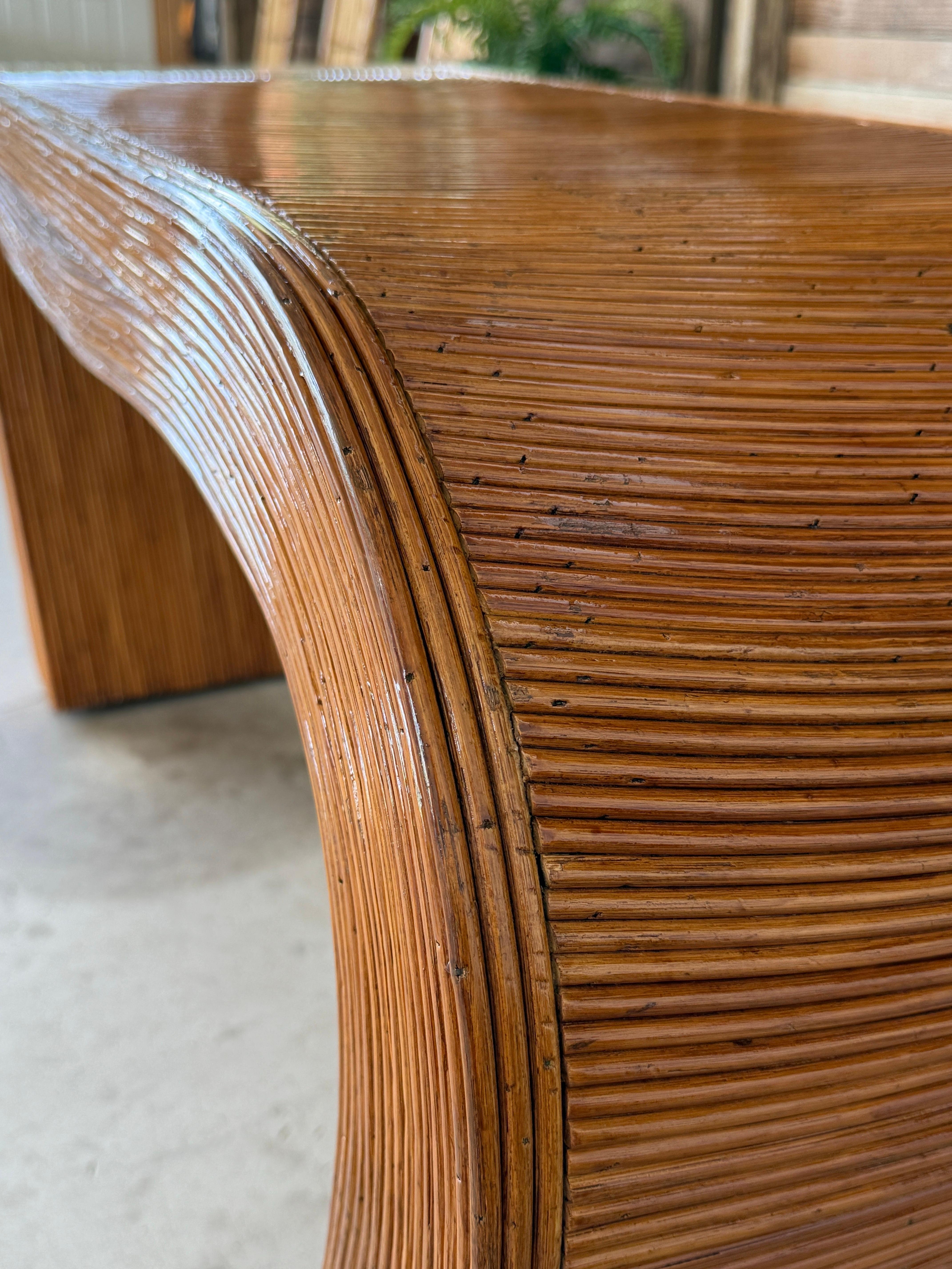 Rotin Table console en rotin organique et moderne restaurée, datant du milieu du 20e siècle en vente