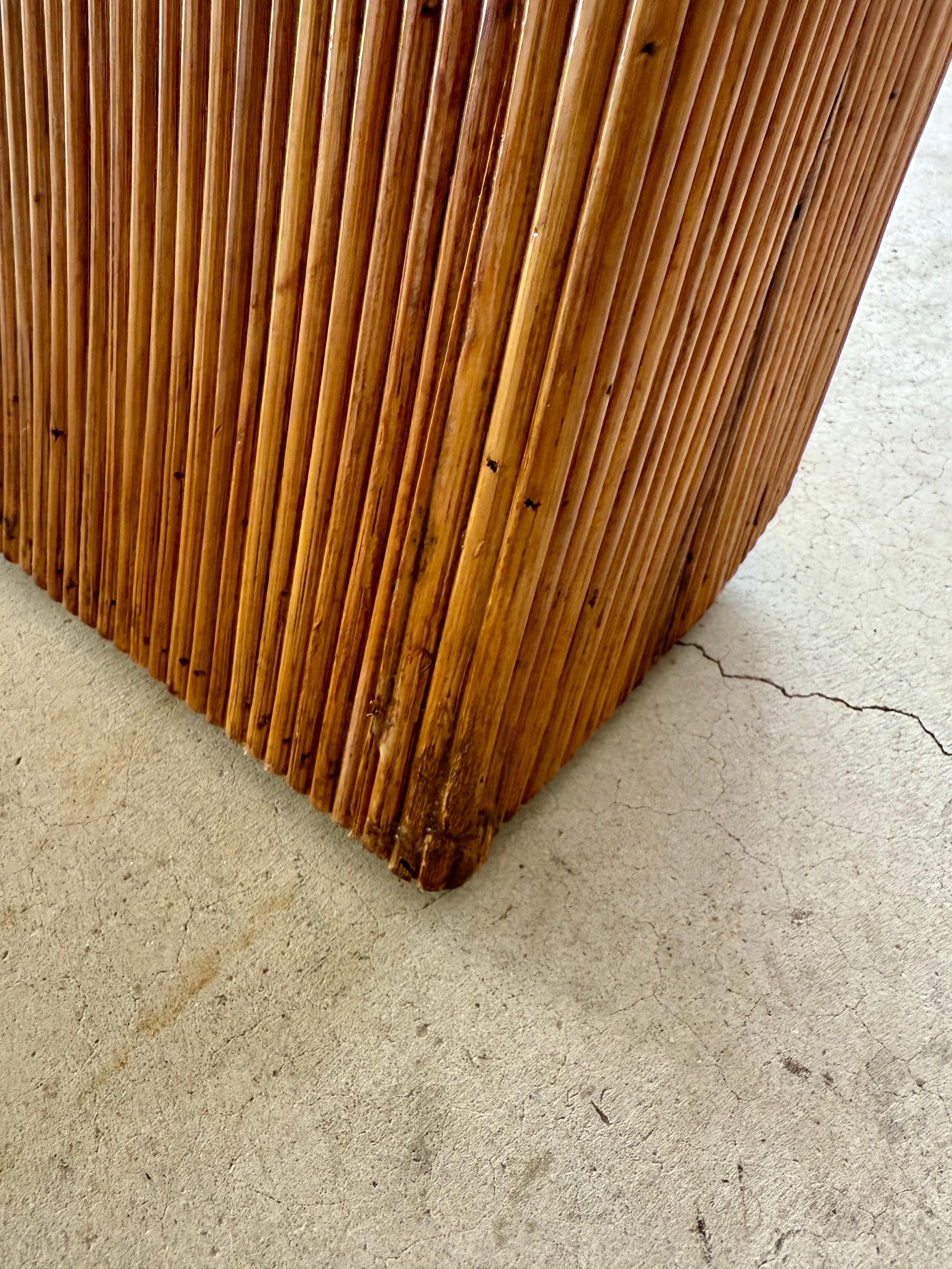 Table console en rotin organique et moderne restaurée, datant du milieu du 20e siècle en vente 1