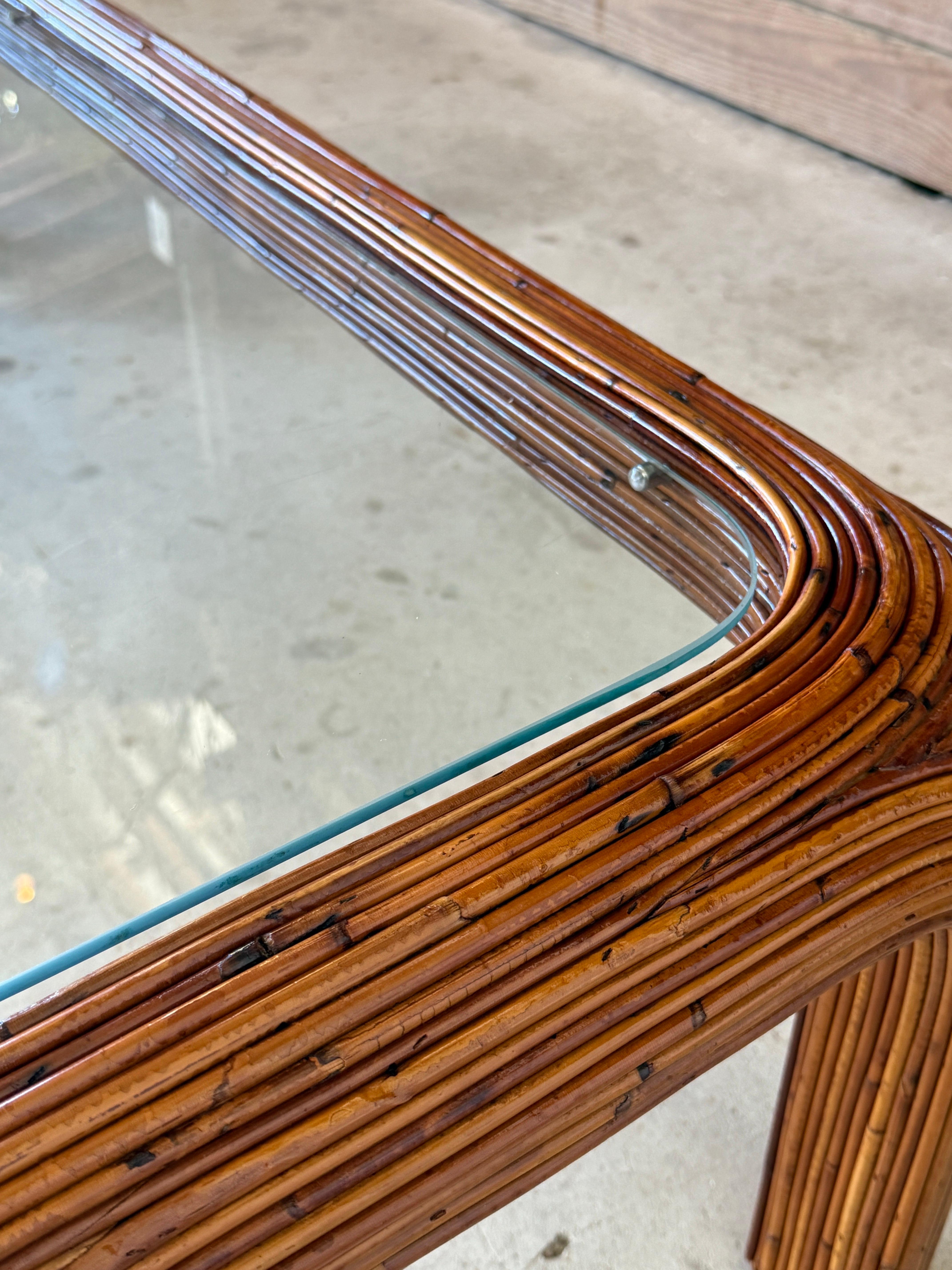 Mitte des 20. Jahrhunderts restaurierter organisch-moderner Bleistift-Schilf-Couchtisch (Rattan) im Angebot
