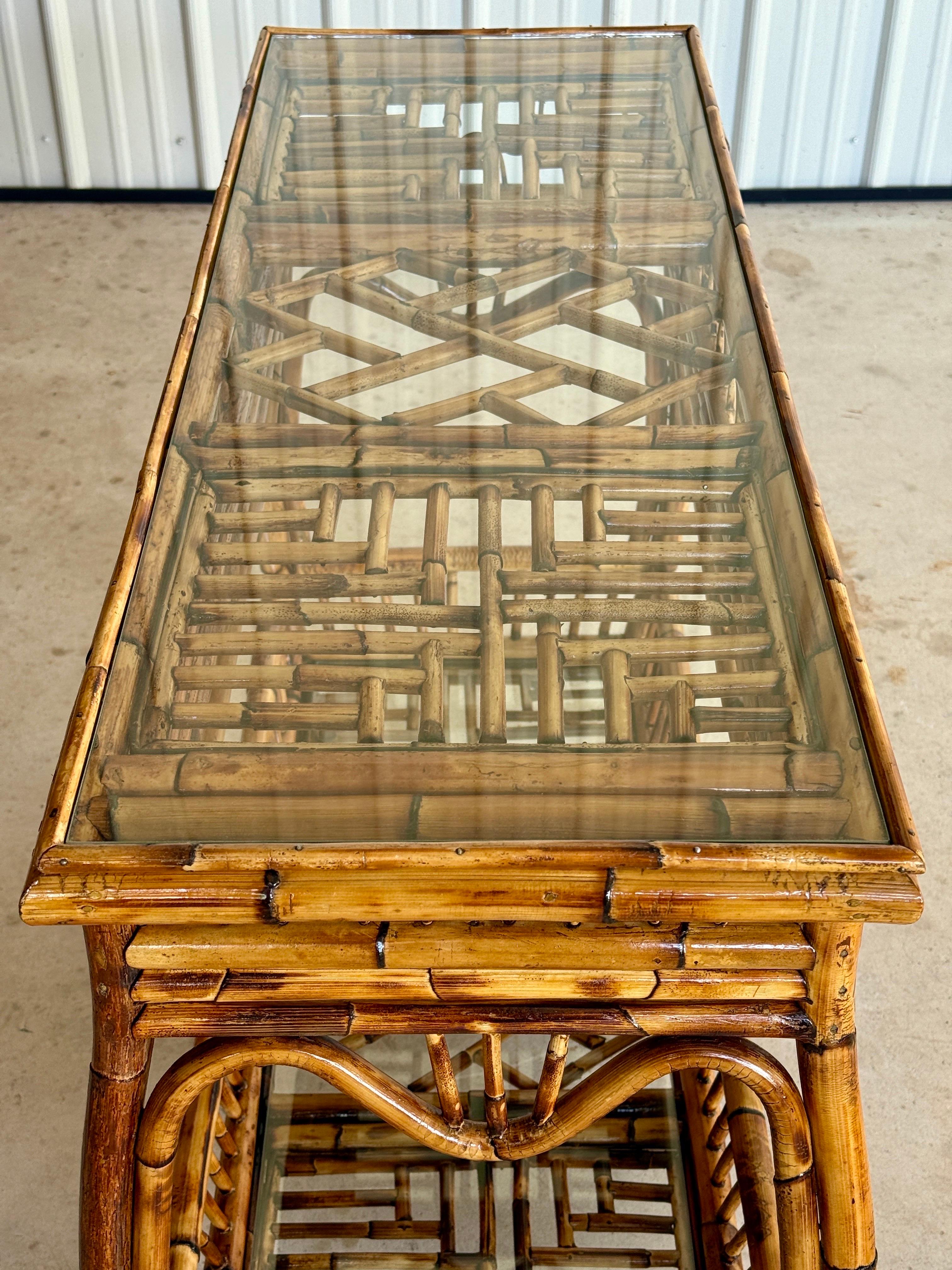 Tavolo da console in stile Chippendale in rattan restaurato della metà del 20° secolo in vendita 4