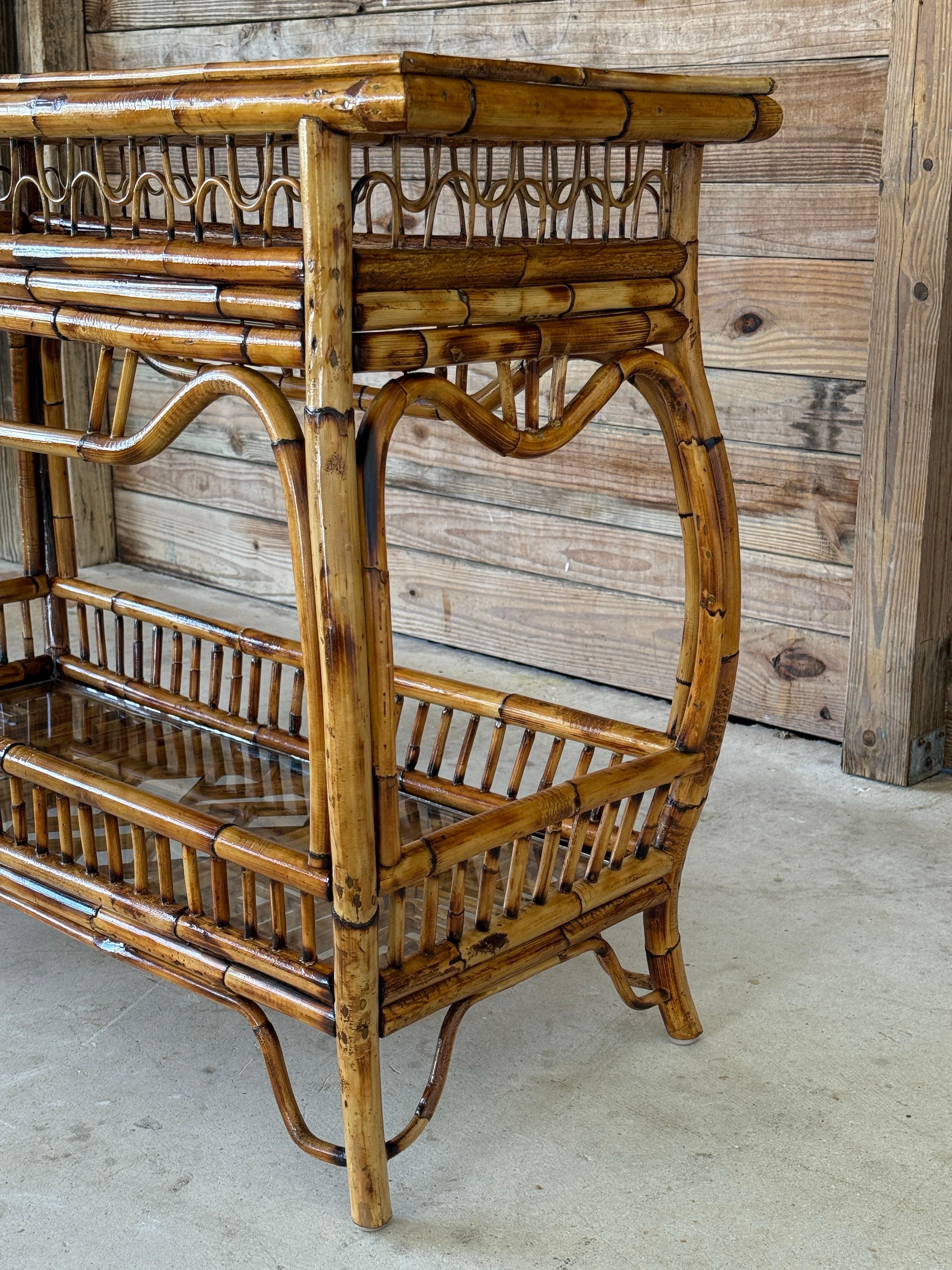 Tavolo da console in stile Chippendale in rattan restaurato della metà del 20° secolo in vendita 6