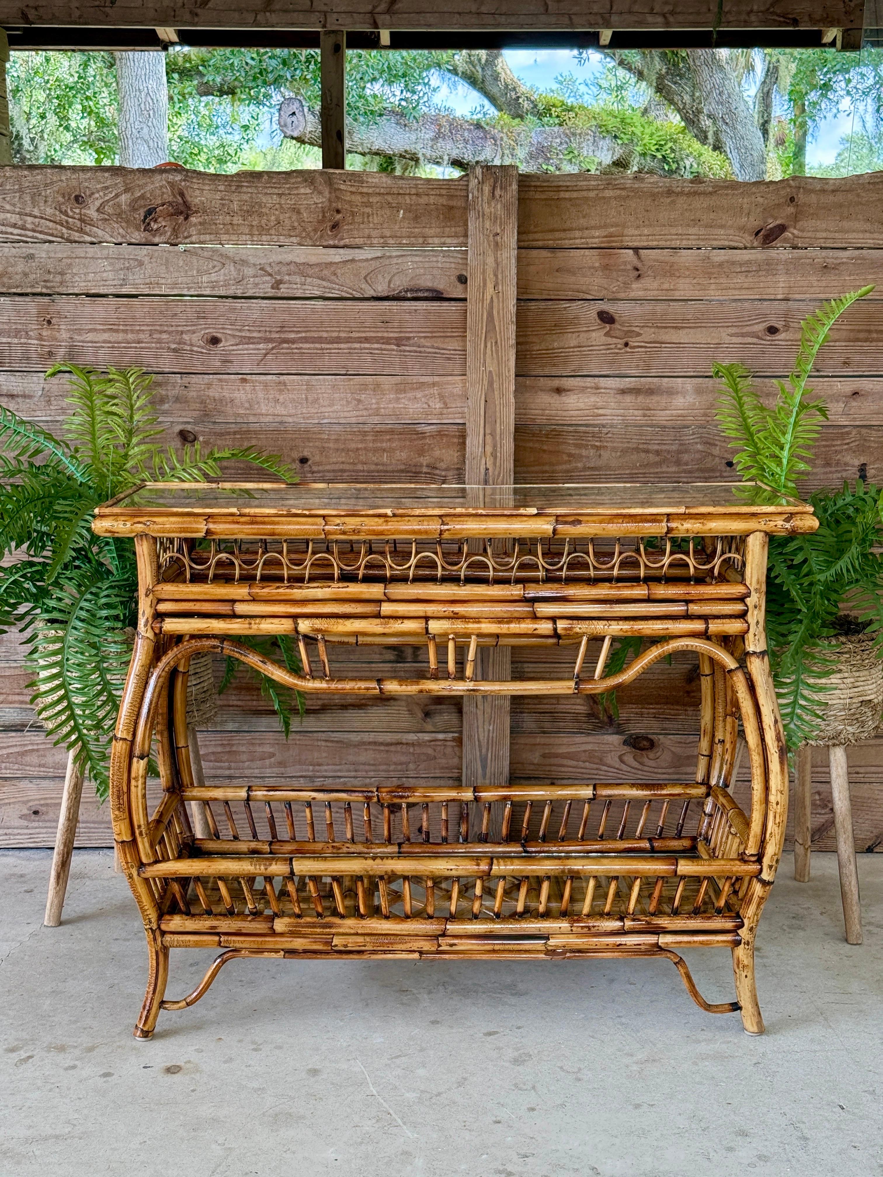 Tavolo da console in stile Chippendale in rattan restaurato della metà del 20° secolo in vendita 9