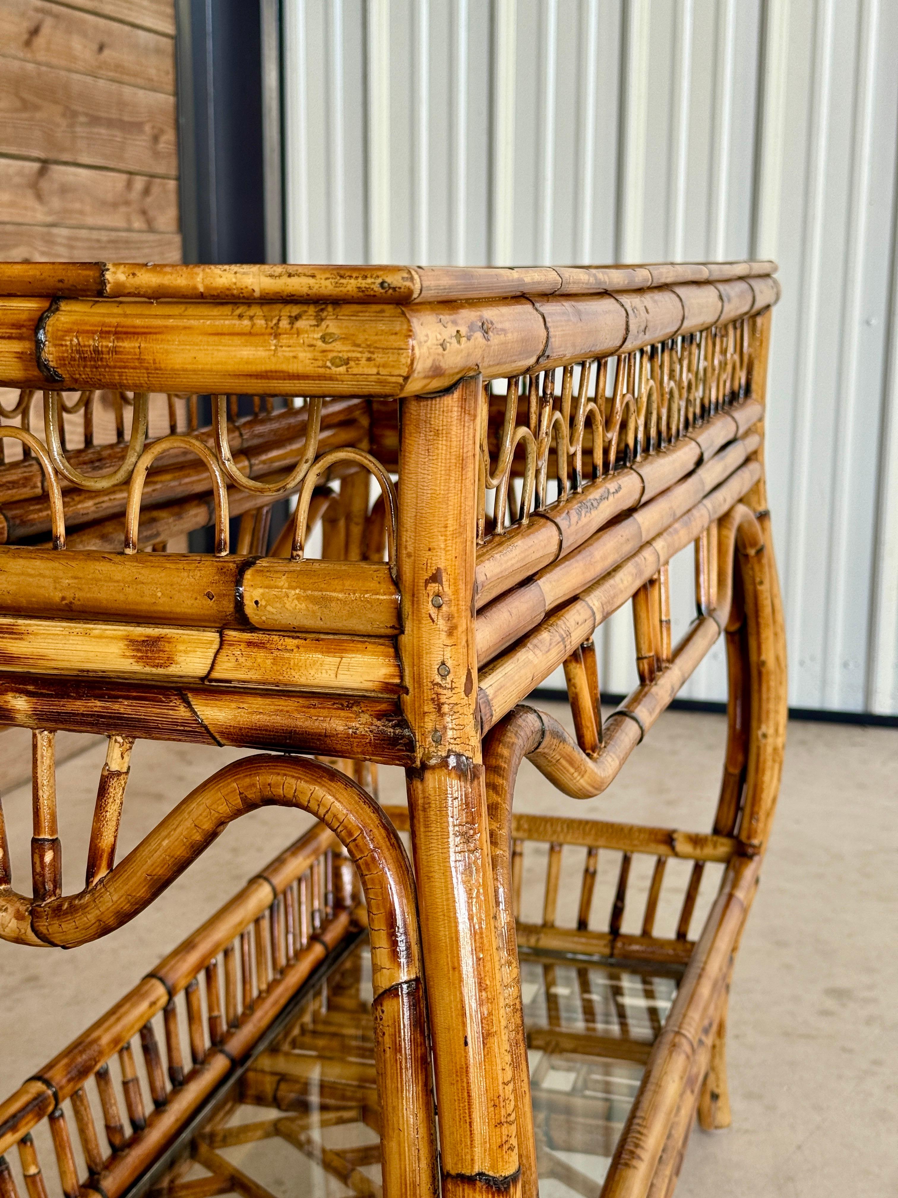 Fatto a mano Tavolo da console in stile Chippendale in rattan restaurato della metà del 20° secolo in vendita