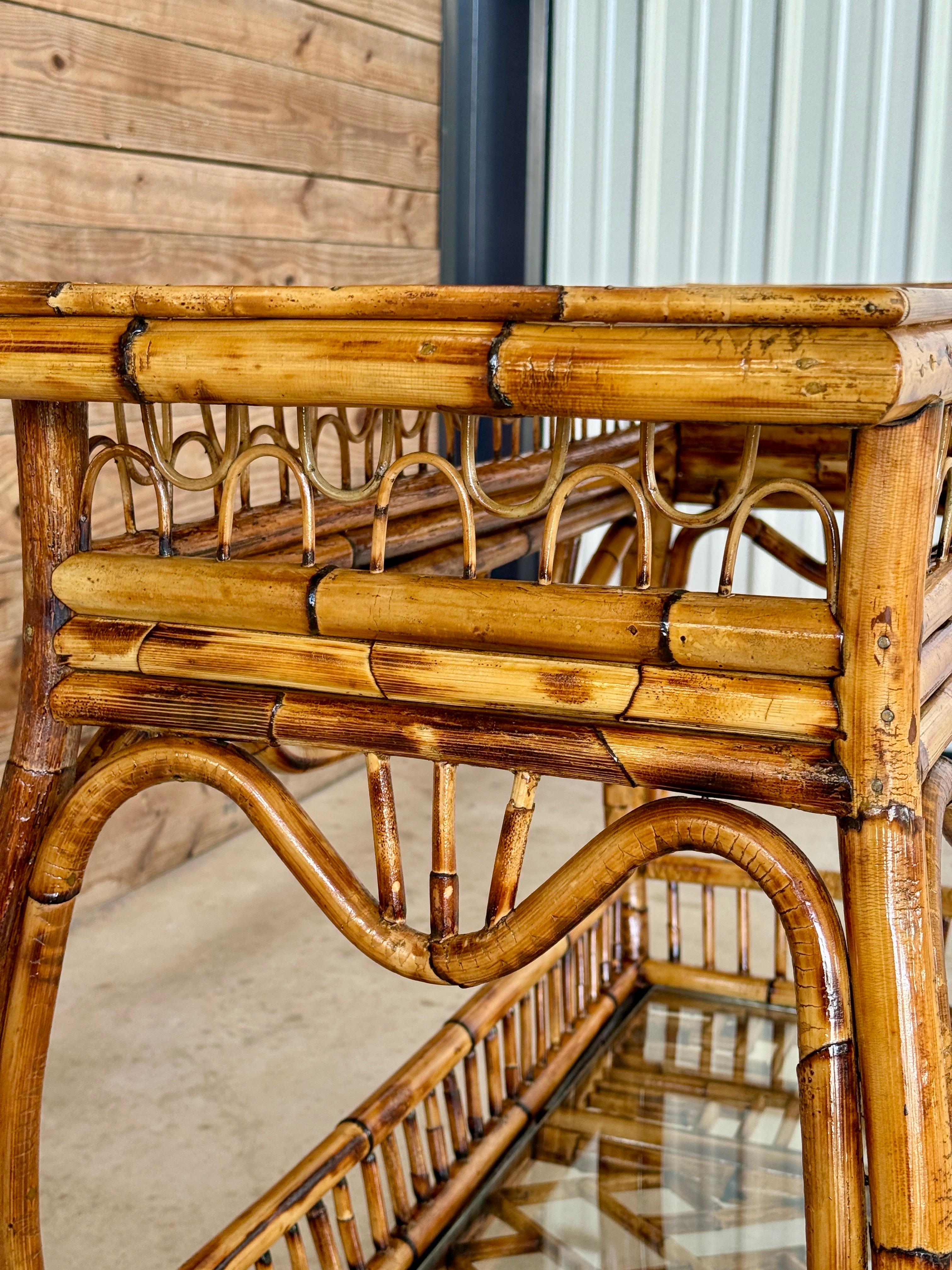 Rattan Tavolo da console in stile Chippendale in rattan restaurato della metà del 20° secolo in vendita