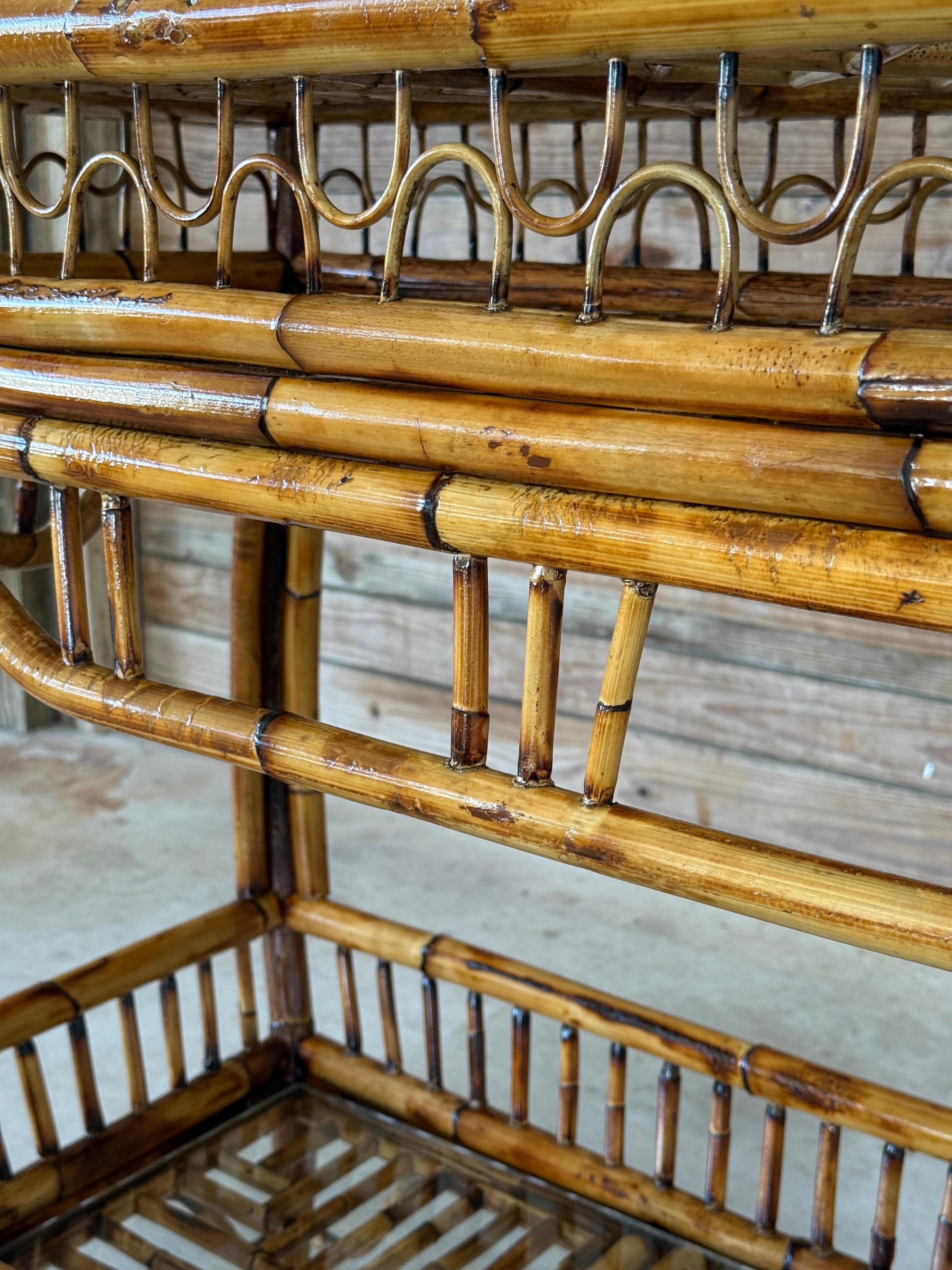 Tavolo da console in stile Chippendale in rattan restaurato della metà del 20° secolo in vendita 2
