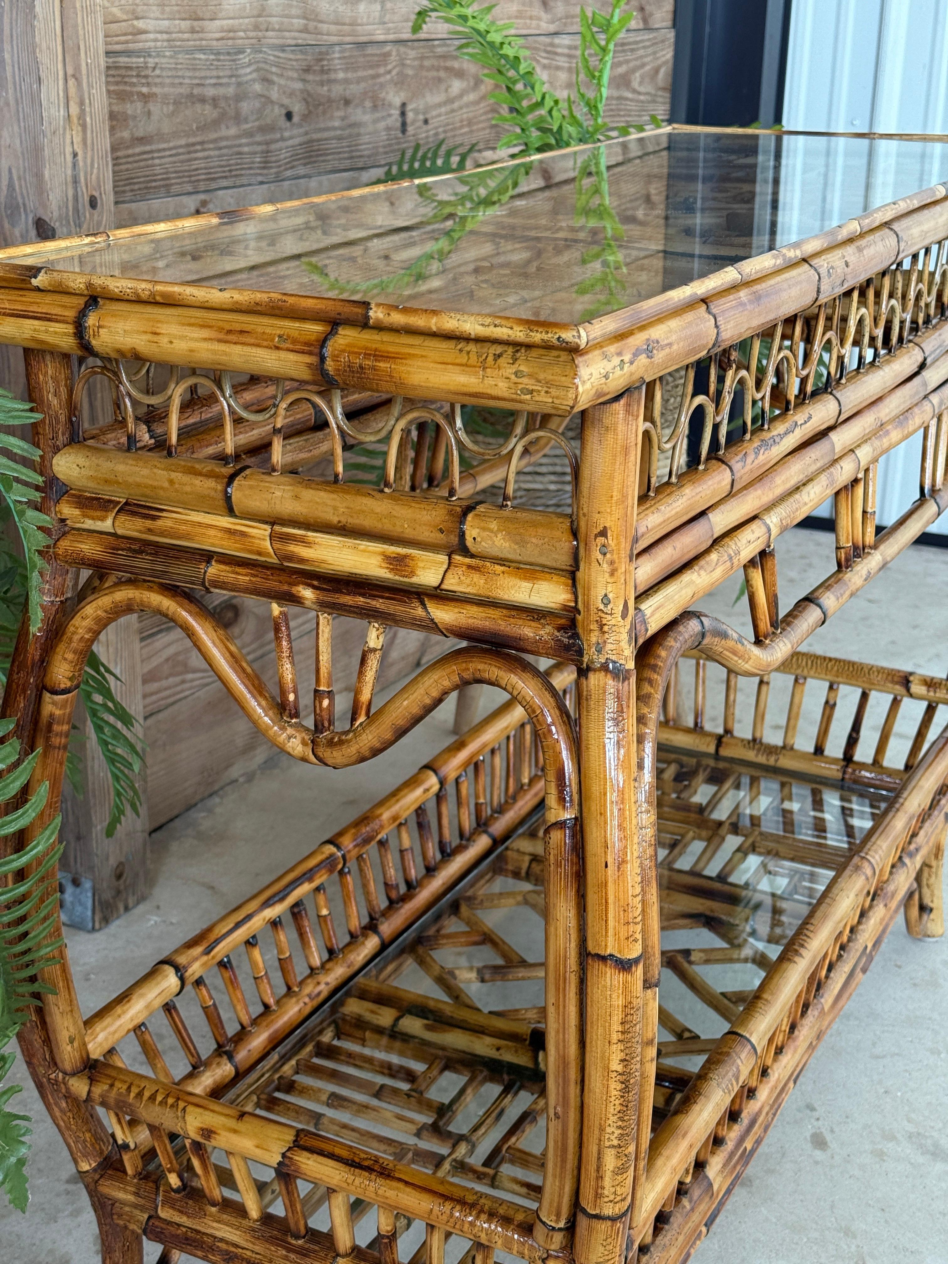 Tavolo da console in stile Chippendale in rattan restaurato della metà del 20° secolo in vendita 3
