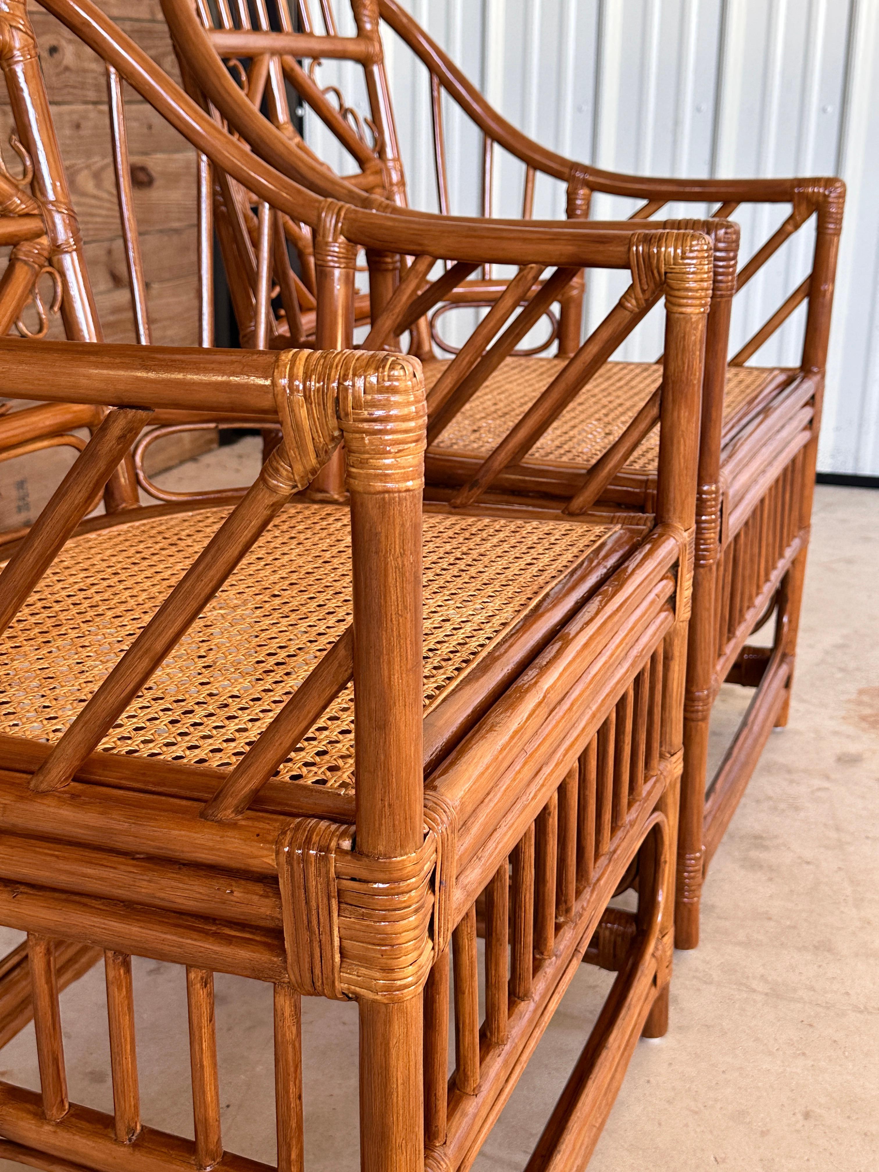 Paire de fauteuils latéraux en rotin et en canne restaurés et remis à neuf au milieu du 20e siècle, à la manière du Pavillon de Brighton.
Ces chaises présentent un design géométrique inspiré de Chippendale, détaillé de façon complexe avec des