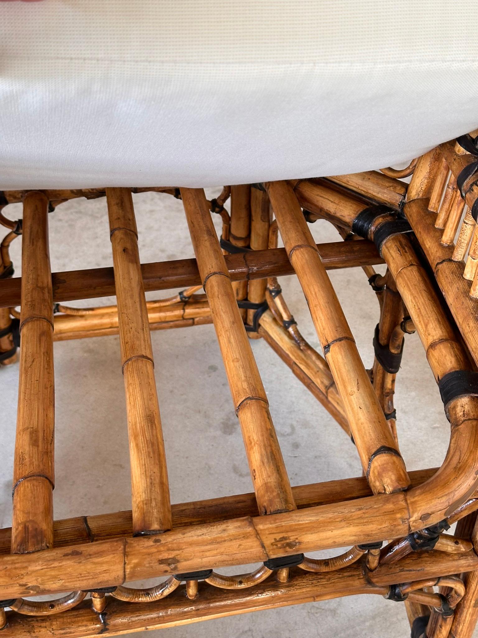 Silla de brazos lateral Chippendale de ratán calado de mediados del siglo XX restaurada y acabada en venta 4